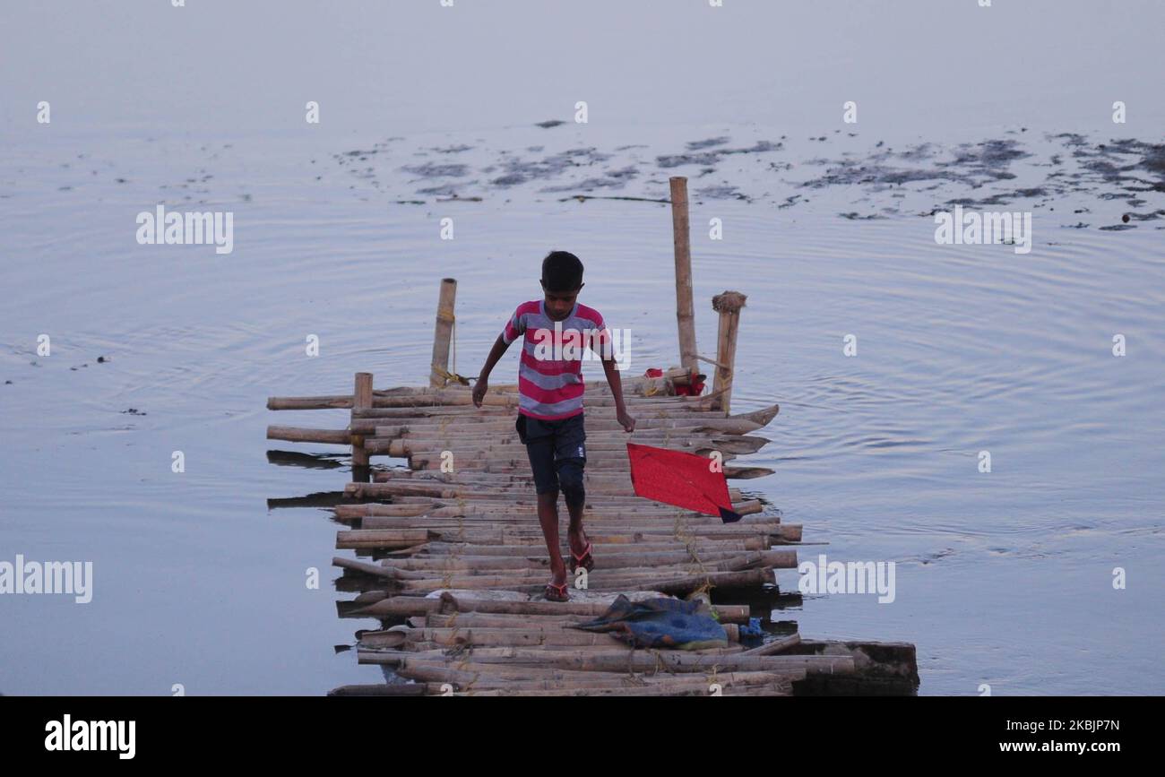 Am 9. März 2020 überquert ein Junge den verschmutzten Ganges-Fluss durch eine temporäre Brücke in Allahabad. (Foto von Ritesh Shukla ) (Foto von Ritesh Shukla/NurPhoto) Stockfoto