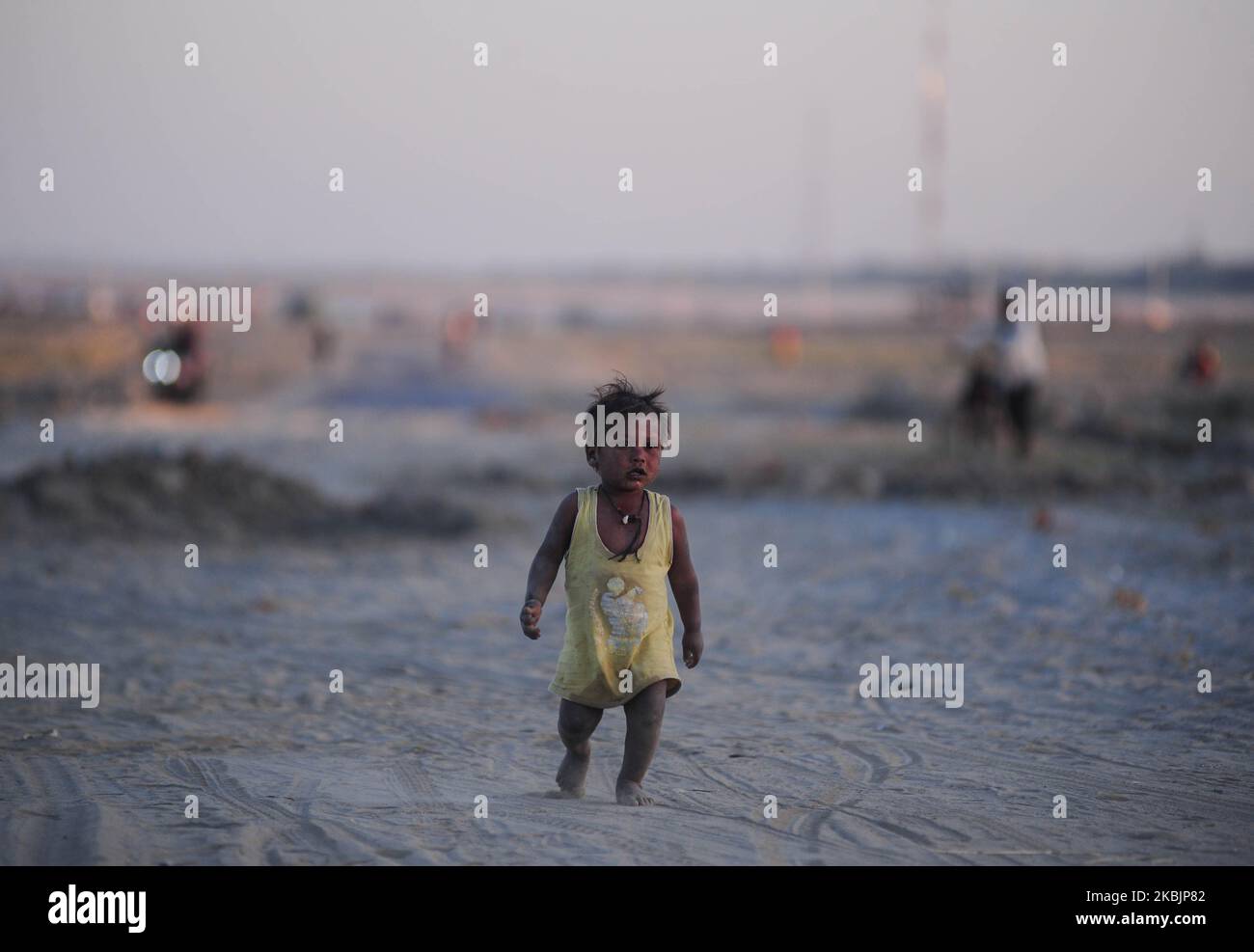 Ein kleines Kind spielt am 9. März 2020 in Allahabad in Sand, in der Nähe des Ganges Flusses. (Foto von Ritesh Shukla ) (Foto von Ritesh Shukla/NurPhoto) Stockfoto