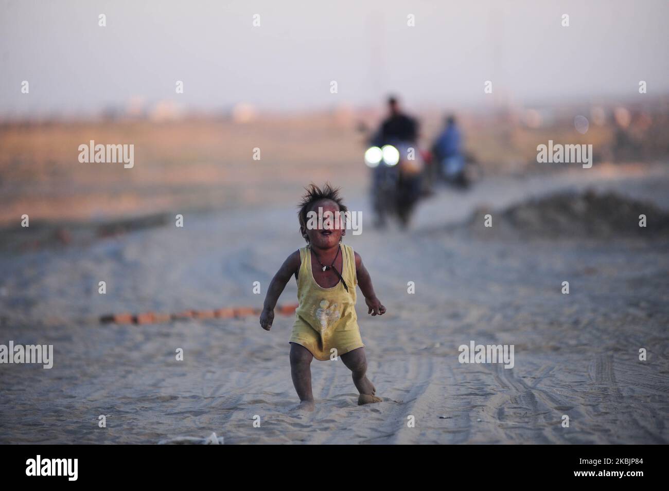 Ein kleines Kind spielt am 9. März 2020 in Allahabad in Sand, in der Nähe des Ganges Flusses. (Foto von Ritesh Shukla ) (Foto von Ritesh Shukla/NurPhoto) Stockfoto