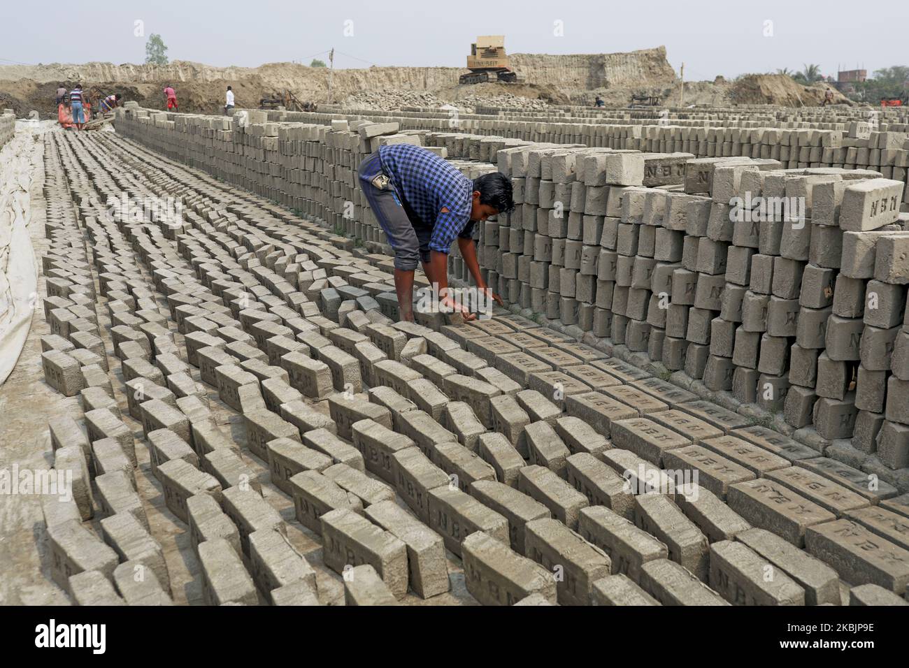 Am 9. März 2020 2020 arbeiten Arbeiter in Brickfield in Savar. Die Welt durchläuft eine schnelle Urbanisierung, und Bangladesch bildet dabei keine Ausnahme. Eine solche schnelle Urbanisierung erzeugt eine massive Nachfrage nach Ziegeln, da sie einer der wichtigsten Bestandteile für den Bau einer Betonstruktur ist. Um diesem wachsenden Bedarf gerecht zu werden, hat die Zahl der Felder für die Ziegelherstellung in Bangladesch mit alarmierender Geschwindigkeit zugenommen. Die meisten von ihnen fanden in landwirtschaftlichen Gebieten statt, was zu einer Verringerung der landwirtschaftlichen Produktion führt. Wir wissen, dass die Verbrennung von Kohle einen enormen Ausstoß von Kohlenstoff-Di-Oxid (CO2)-Gas verursacht, das in erster Linie als Respo dient Stockfoto