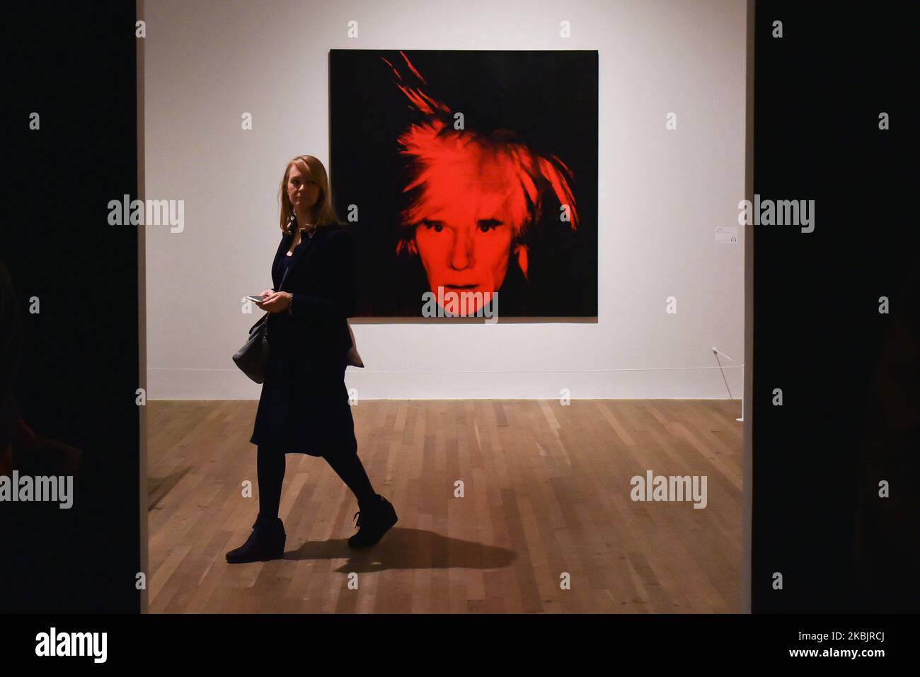 Ein Assistent der Galerie geht an einem Kunstwerk mit dem Titel Self Portrait 1986 des US-Künstlers Andy Warhol vorbei, während er eine Pressevorschau für die bevorstehende Andy Warhol-Ausstellung in der Tate Modern in London am 10. März 2020 vorstellt. - Die Ausstellung läuft vom 12. März bis 6. September. (BESCHRÄNKT AUF REDAKTIONELLE VERWENDUNG - OBLIGATORISCHE ERWÄHNUNG DES KÜNSTLERS BEI VERÖFFENTLICHUNG - ZUR VERANSCHAULICHUNG DES EREIGNISSES WIE IN DER BILDUNTERSCHRIFT ANGEGEBEN) (FOTO: ALBERTO PEZZALI/NURPHOTO) Stockfoto