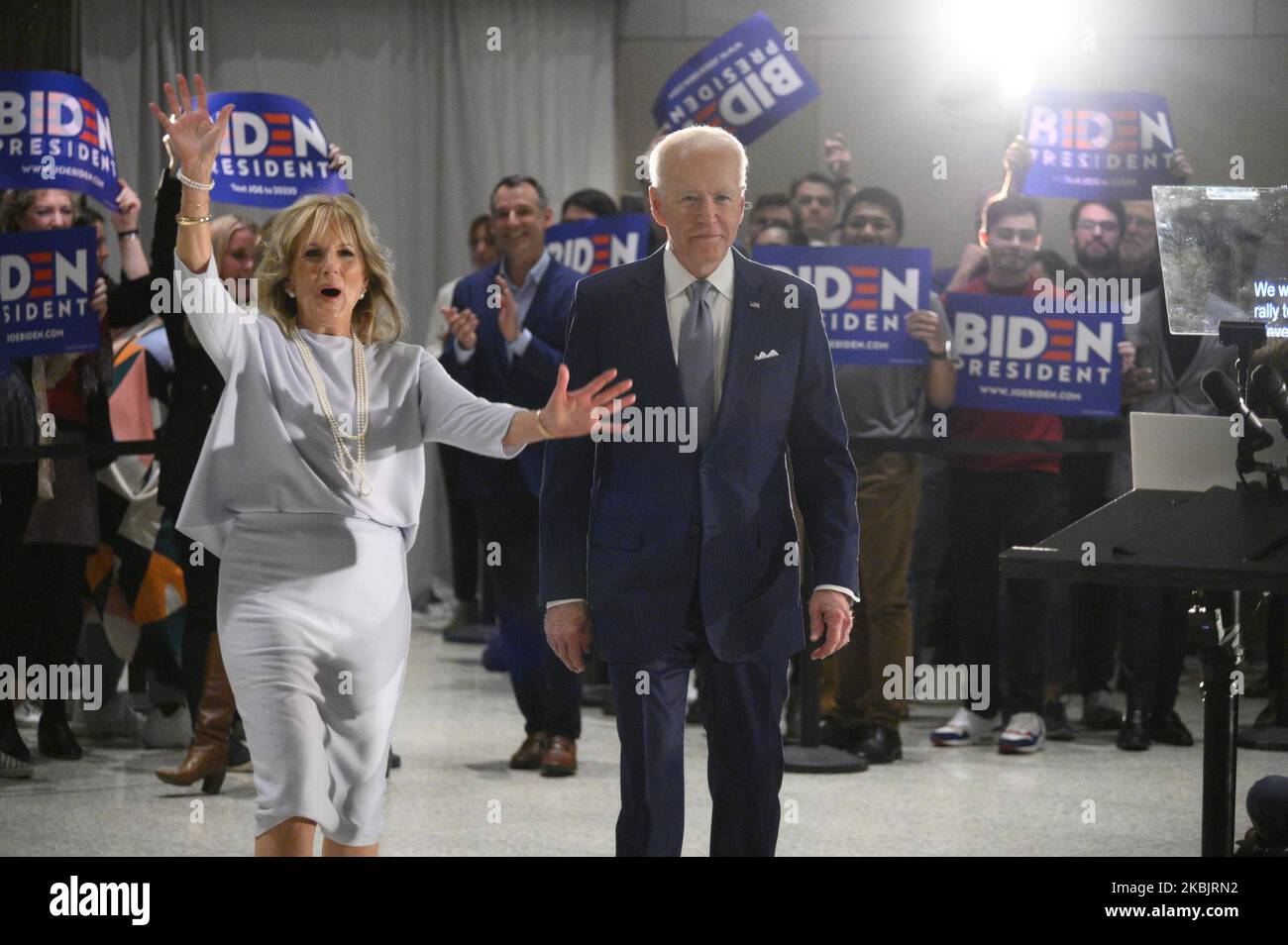 Der ehemalige Vizepräsident Joe Biden, der von seiner Frau Dr. Jill Biden geleitet wird, nimmt die Bühne, um am 10. März 2020 im National Constitution Center in Philadelphia, PA, eine Rede zu halten, nachdem er die Michigan Primary-Versammlung erhalten hatte. (Foto von Bastiaan Slabbers/NurPhoto) Stockfoto