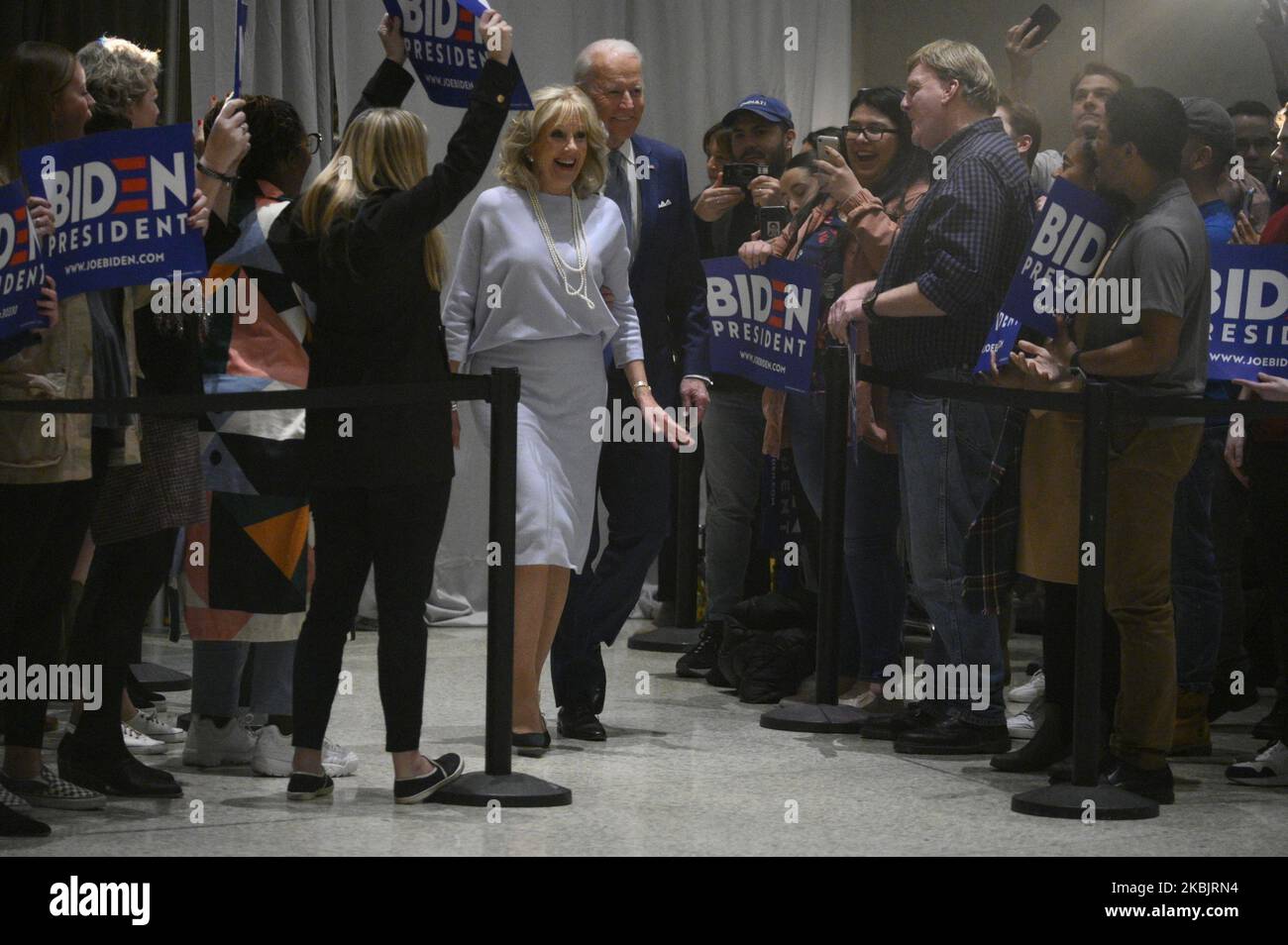 Der ehemalige Vizepräsident Joe Biden, der von seiner Frau Dr. Jill Biden geleitet wird, nimmt die Bühne, um am 10. März 2020 im National Constitution Center in Philadelphia, PA, eine Rede zu halten, nachdem er die Michigan Primary-Versammlung erhalten hatte. (Foto von Bastiaan Slabbers/NurPhoto) Stockfoto