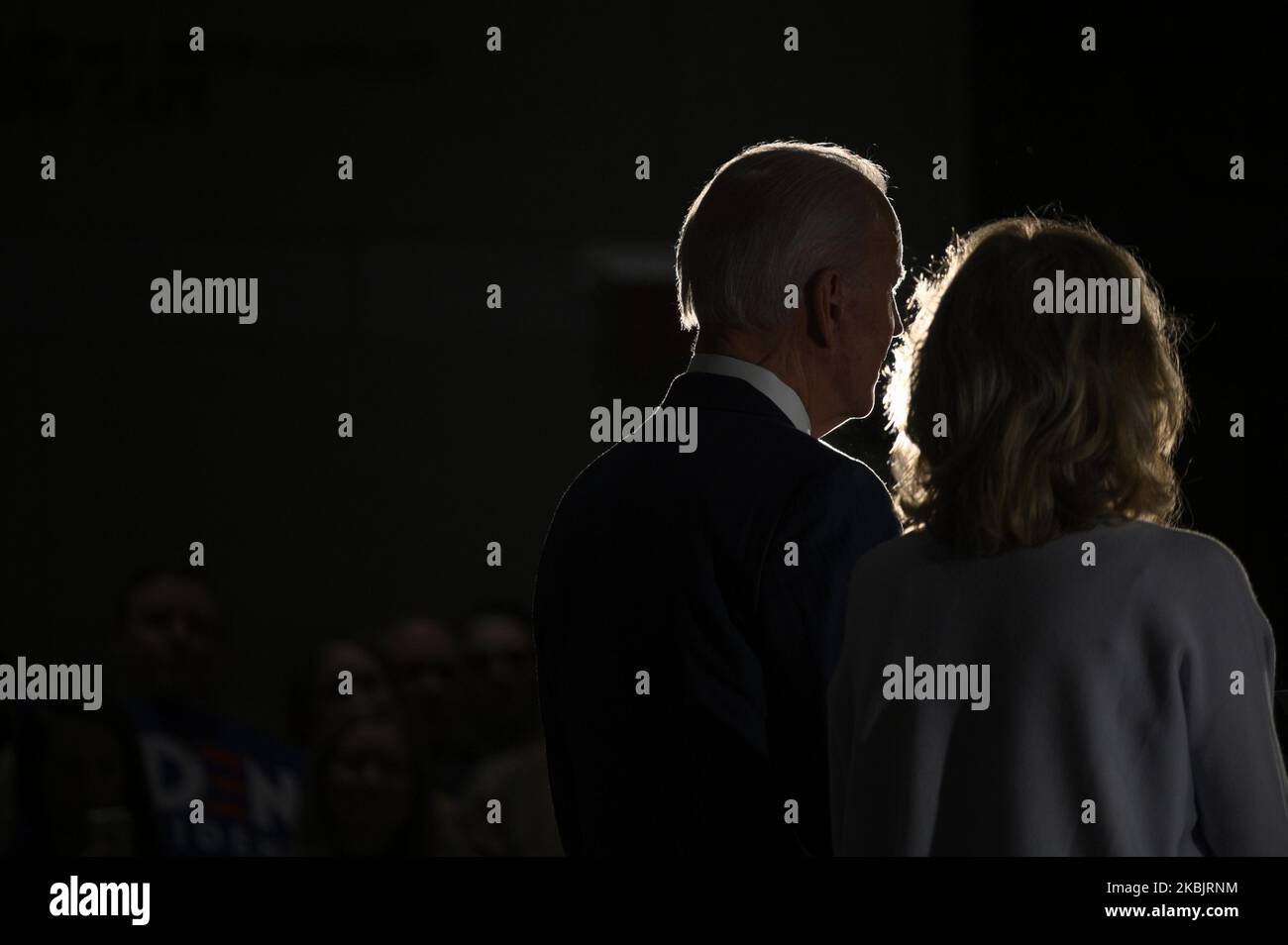 Der ehemalige Vizepräsident Joe Biden, der von seiner Frau Dr. Jill Biden geleitet wird, hält am 10. März 2020 im National Constitution Center in Philadelphia, PA, eine Rede, nachdem er den Michigan Primary gewüßt hat. (Foto von Bastiaan Slabbers/NurPhoto) Stockfoto
