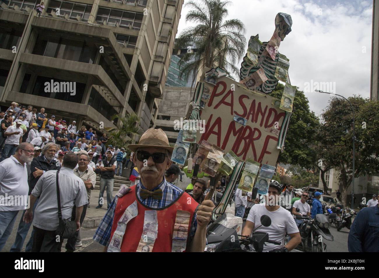 Ein Anti-Maduro-Demonstranten hält ein Zeichen, das bolivarische Gesetzesvorlagen bei einer Demonstration gegen die Regierung von Nicolas Maduro, die von Anhängern von Juan Guaido am 10. März 2020 in Caracas, Venezuela, organisiert wurde, enthält. Diese Demonstration ist das erste massive Ereignis, das Juan Guaido nach seiner internationalen Tournee einberufen hat, zu der auch ein Treffen mit Donald Trump in Washington gehörte. (Foto von Rafael Briceno Sierralta/NurPhoto) Stockfoto