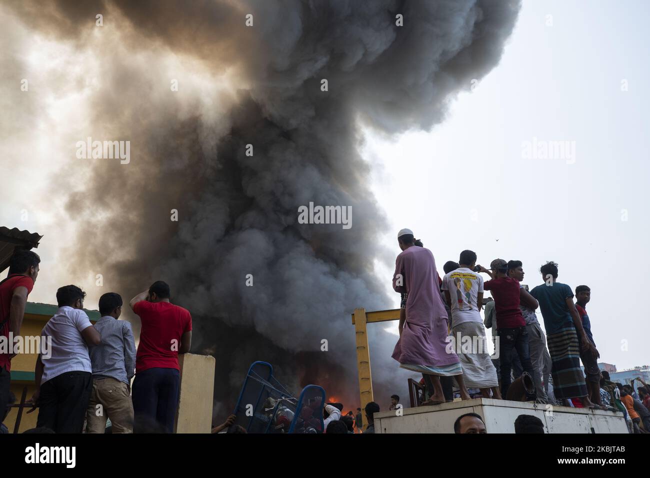 Im Falle eines Feuers in Mirpur, Dhaka, am 11. März 2020, steigt eine Rauchsäule über der Stadt in den Himmel. Das Feuer verursachte eine starke Rauchentwicklung, die dunkle Rauchsäule ist kilometerlang zu sehen. Mehr als 1.000 Shanties des Slums wurden im Feuer verbrannt. (Foto von Ahmed Salahuddin/NurPhoto) Stockfoto