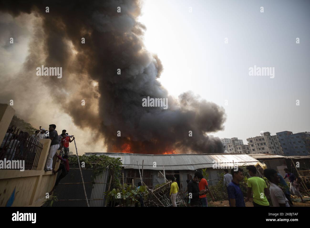 Im Falle eines Feuers in Mirpur, Dhaka, am 11. März 2020, steigt eine Rauchsäule über der Stadt in den Himmel. Das Feuer verursachte eine starke Rauchentwicklung, die dunkle Rauchsäule ist kilometerlang zu sehen. Mehr als 1.000 Shanties des Slums wurden im Feuer verbrannt. (Foto von Ahmed Salahuddin/NurPhoto) Stockfoto