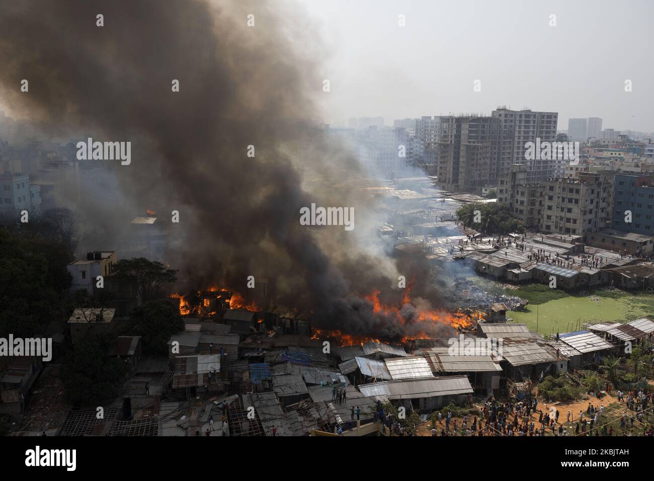 Im Falle eines Feuers in Mirpur, Dhaka, am 11. März 2020, steigt eine Rauchsäule über der Stadt in den Himmel. Das Feuer verursachte eine starke Rauchentwicklung, die dunkle Rauchsäule ist kilometerlang zu sehen. Mehr als 1.000 Shanties des Slums wurden im Feuer verbrannt. (Foto von Ahmed Salahuddin/NurPhoto) Stockfoto