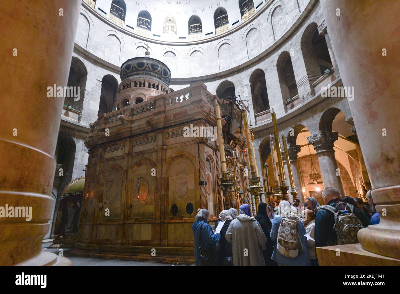 Eine kleine Gruppe von Pilgern, die außerhalb des Edicule in der Grabeskirche in der alten Stadt Jerusalem gesehen wurden. Die Zahl der Coronavirus-Fälle in Israel stieg in Palästina auf 77 und 30. Die rasche globale Ausbreitung des Coronavirus (Covid-19) stellt eine Bedrohung für die israelische Wirtschaft dar, insbesondere für den Tourismussektor. Am Mittwoch, den 11. März 2020, in Jerusalem, Israel. (Foto von Artur Widak/NurPhoto) Stockfoto