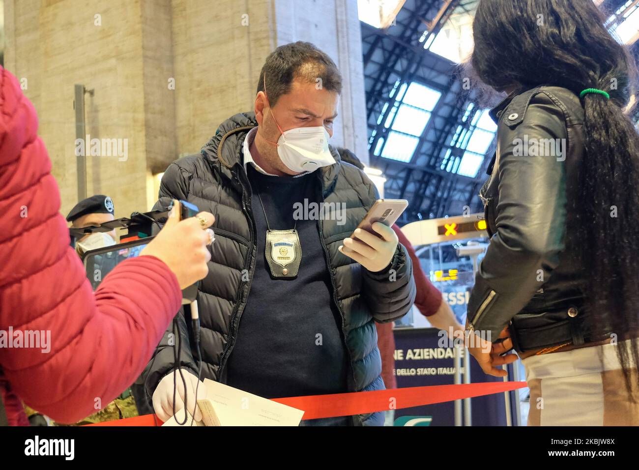 Ein italienischer Polizist der Staatspolizei verarbeitet Passagiere, die am 11. März 2020 vom Bahnhof Milano Centrale abreisen. Am ersten Tag nach der Ankündigung von Giuseppe Conte, das ganze Land unter Quarantäne zu stellen, mit Ausreise-Verboten außer aus unbedingt notwendigen Gründen (Foto: Mairo Cinquetti/NurPhoto) Stockfoto