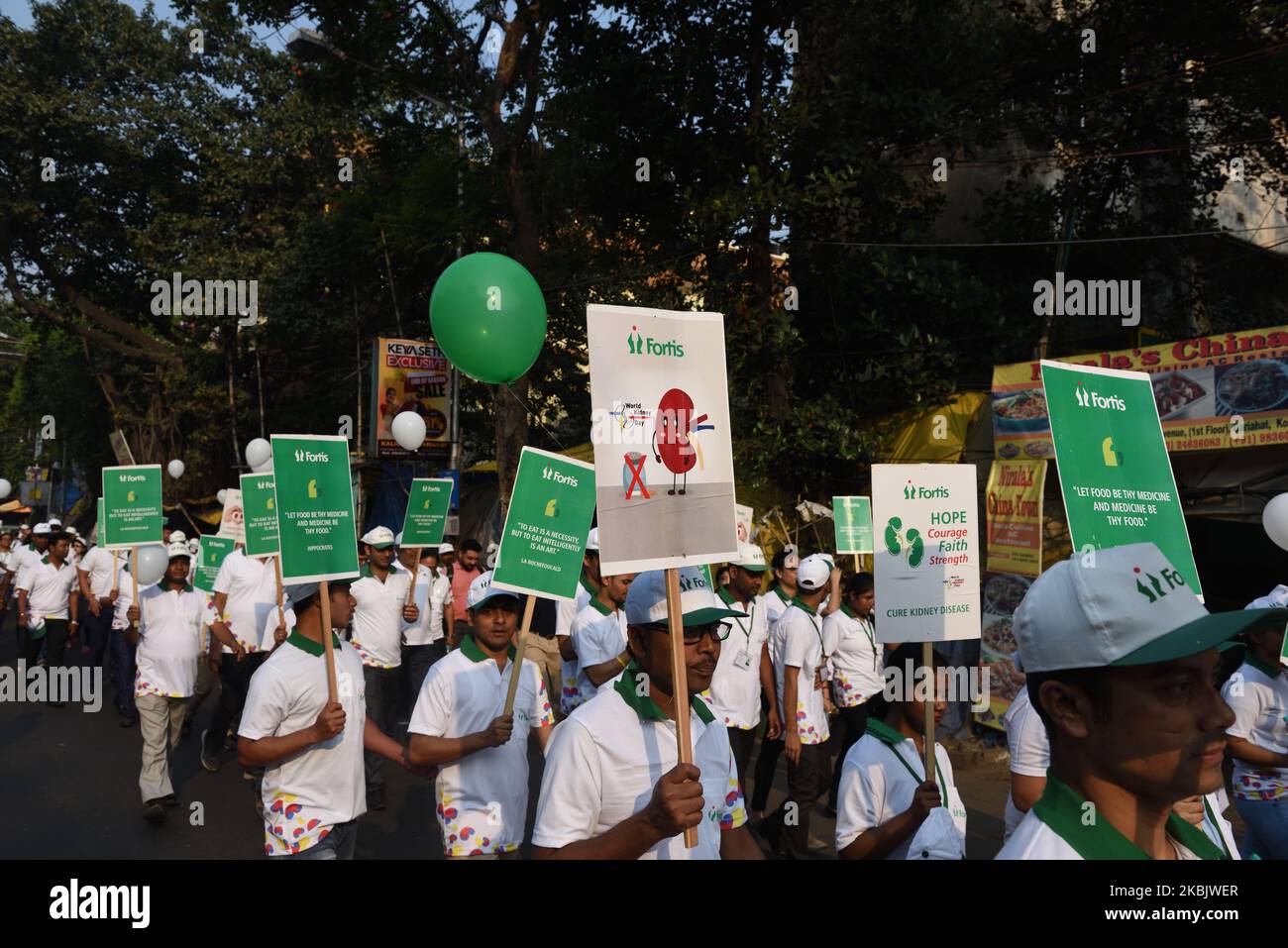 Ein Bewusstseinsweg für eine gesunde Niere und die Prävention von Nierenerkrankungen, organisiert von einem Krankenhaus und Niereninstitut in Kalkutta, um den Weltnierentag am 12. März 2020 in Kalkutta, Indien, zu feiern 2020. (Foto von Sukhomoy Sen/NurPhoto) Stockfoto