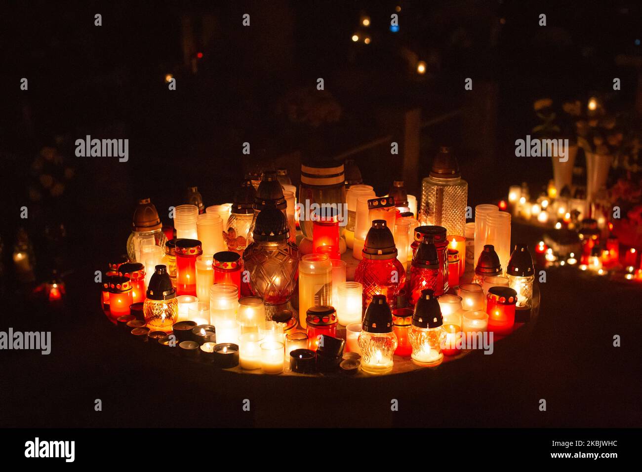 Gruppe von warmen Kerzenlichtern während des ganzen Heiligen Tages Stockfoto