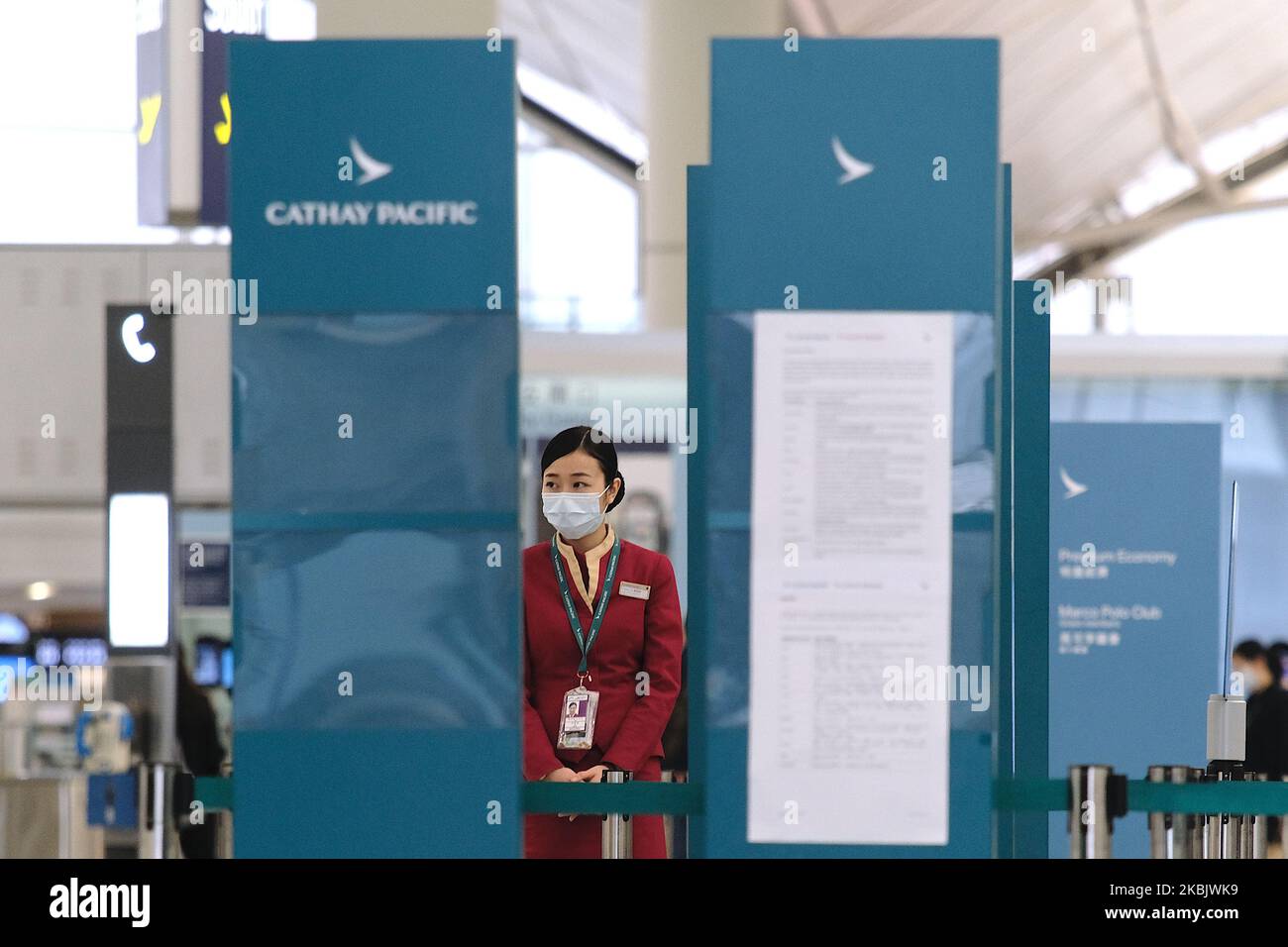 Ein Mitarbeiter von Cathay Pacific trägt am 12. März 2020 in Hongkong, China, eine Maske im Terminal des Internationalen Flughafens von Hongkong. Das Coronavirus oder Covid-19, das aus Wuhan China stammt, hat über 120.000 infiziert und weltweit 4617 getötet. Die Weltgesundheitsorganisation (WHO) hat das Covid-19 als Ausbruch erklärt. (Foto von Vernon Yuen/NurPhoto) Stockfoto