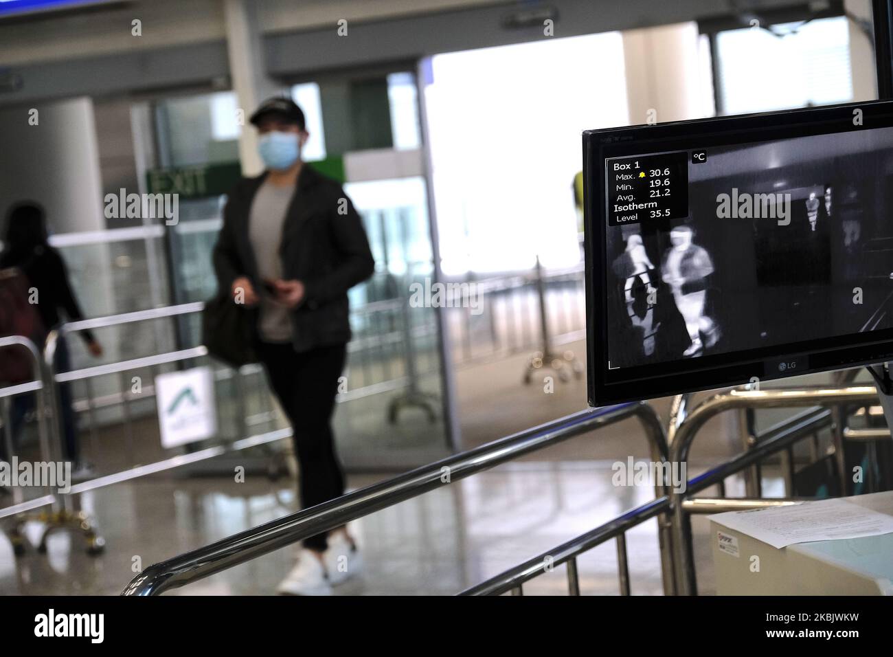 Ein Mann mit einer Maske geht am 12. März 2020 in Hongkong, China, an einer thermischen Abschirmung vorbei, als er den Terminal des Internationalen Flughafens von Hongkong erreicht. Das Coronavirus oder Covid-19, das aus Wuhan China stammt, hat über 120.000 infiziert und weltweit 4617 getötet. Die Weltgesundheitsorganisation (WHO) hat das Covid-19 als Ausbruch erklärt. (Foto von Vernon Yuen/NurPhoto) Stockfoto