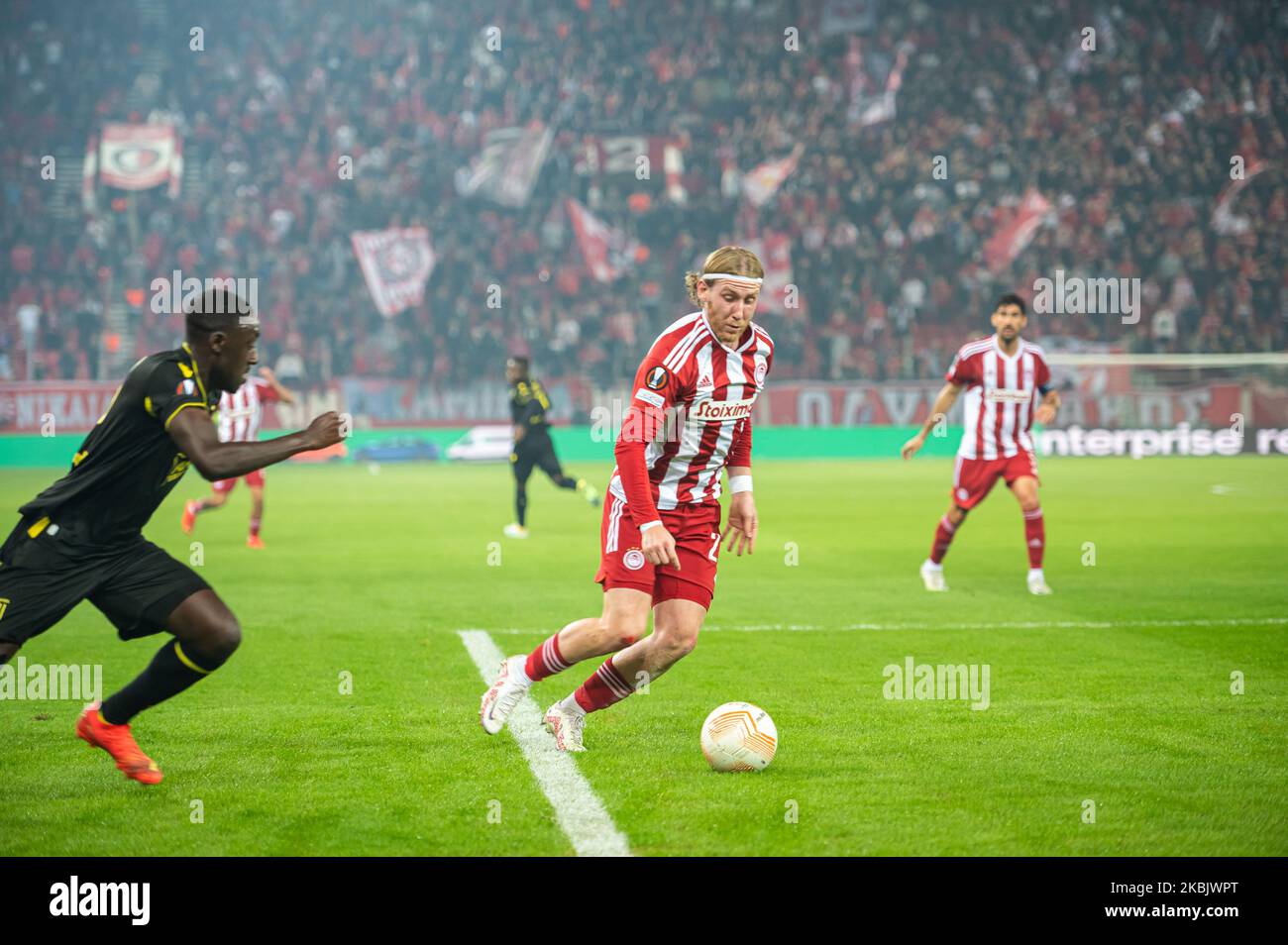 3. November 2022, Athen, Griechenland: JOSH BOWLER vom Olympiacos FC tritt am 3. November 2022 im Karaiskakis-Stadion in Athen, Griechenland, mit Dennis APPIAH (R) vom FC Nantes beim UEFA Europa League-Gruppenspiel der Gruppe G gegen den FC Nantes an. (Bild: © Stefanos Kyriazis/LPS über ZUMA Press Wire) Stockfoto