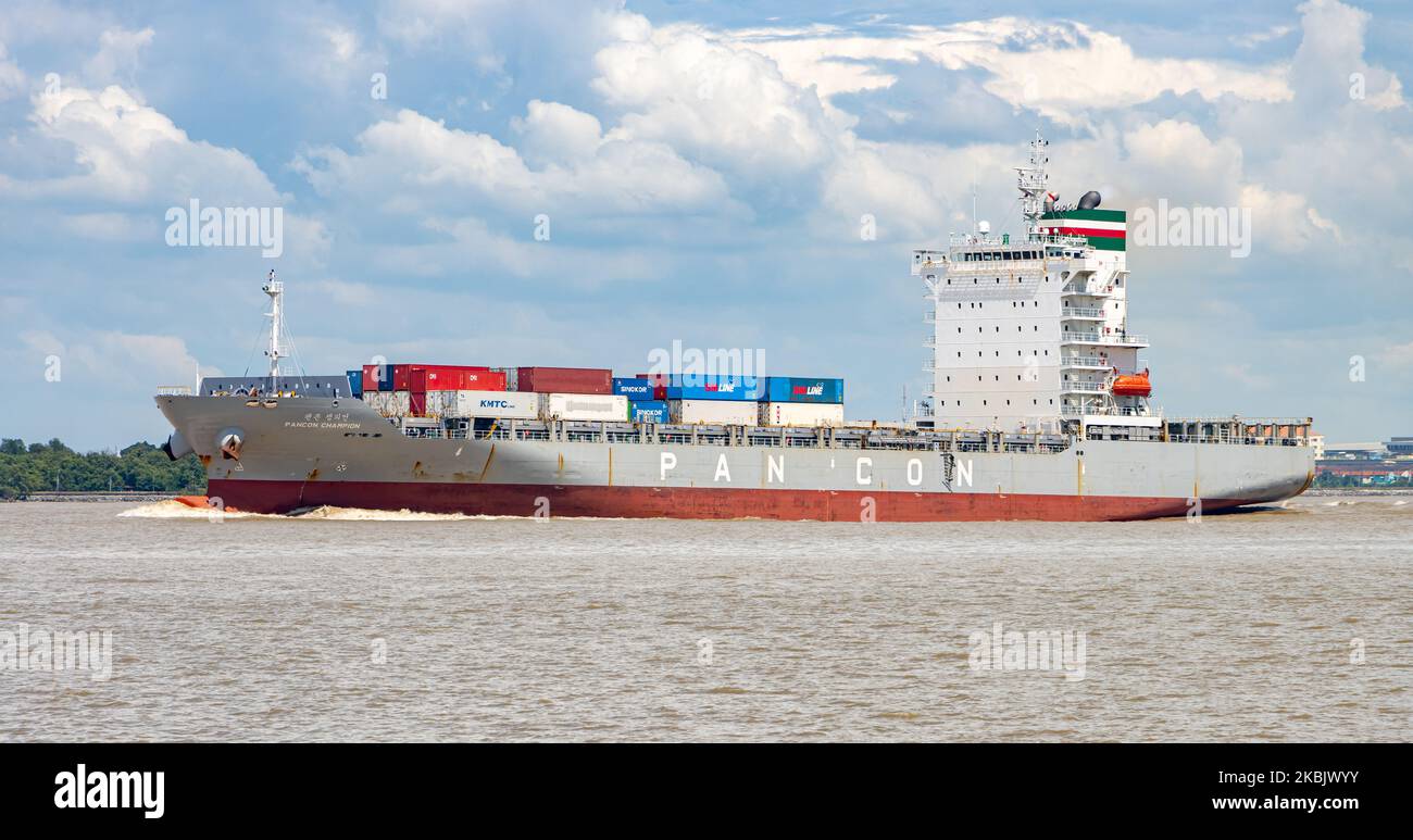 SAMUT PRAKAN, THAILAND, OCT 07 2022, der Container Ship PANCON CHAMPION, der mit Containern beladen ist, gelangt in den Chao Phraya River Stockfoto