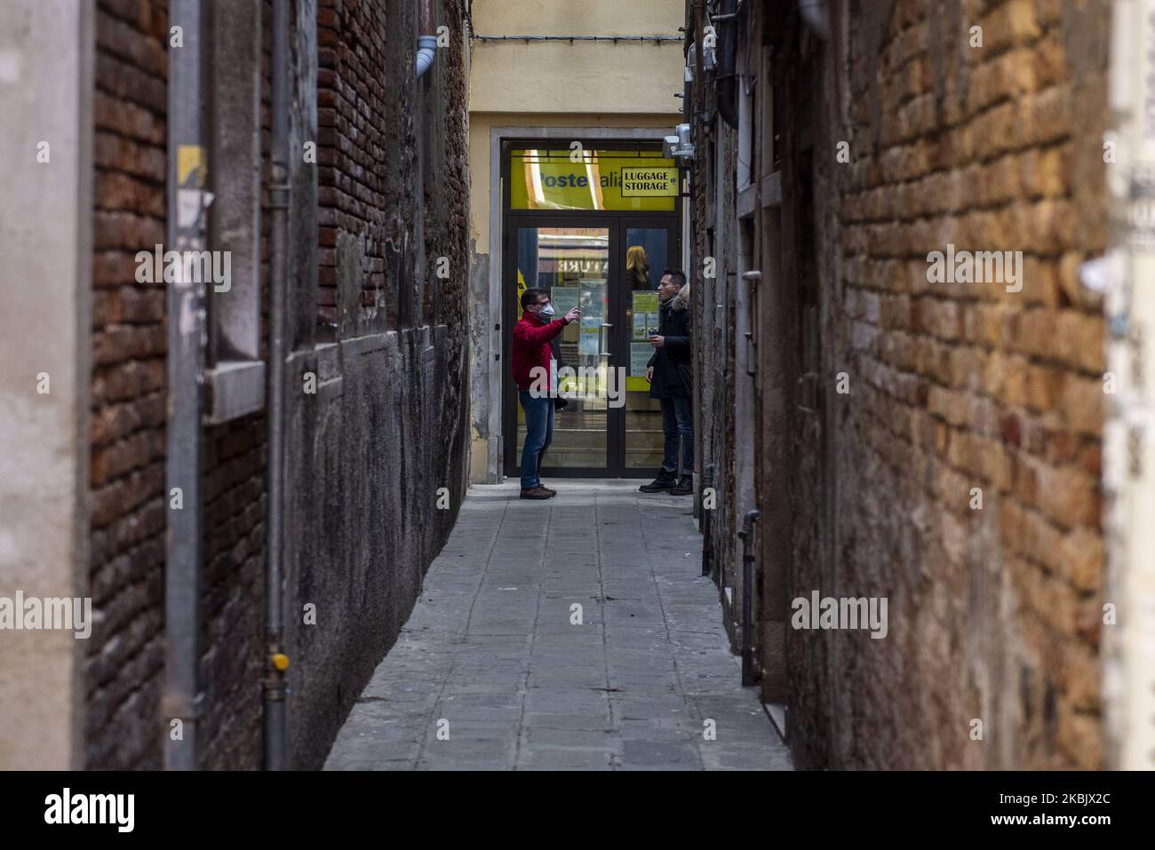 Ein Posteingang in Cannaregio, Venedig, Italien am 12. März 2020. Die Stadt wirkt surreal ohne Touristen auf den Straßen, die nach dem Coronavirus Emergency meist leer sind. (Foto von Giacomo Cosua/NurPhoto) Stockfoto