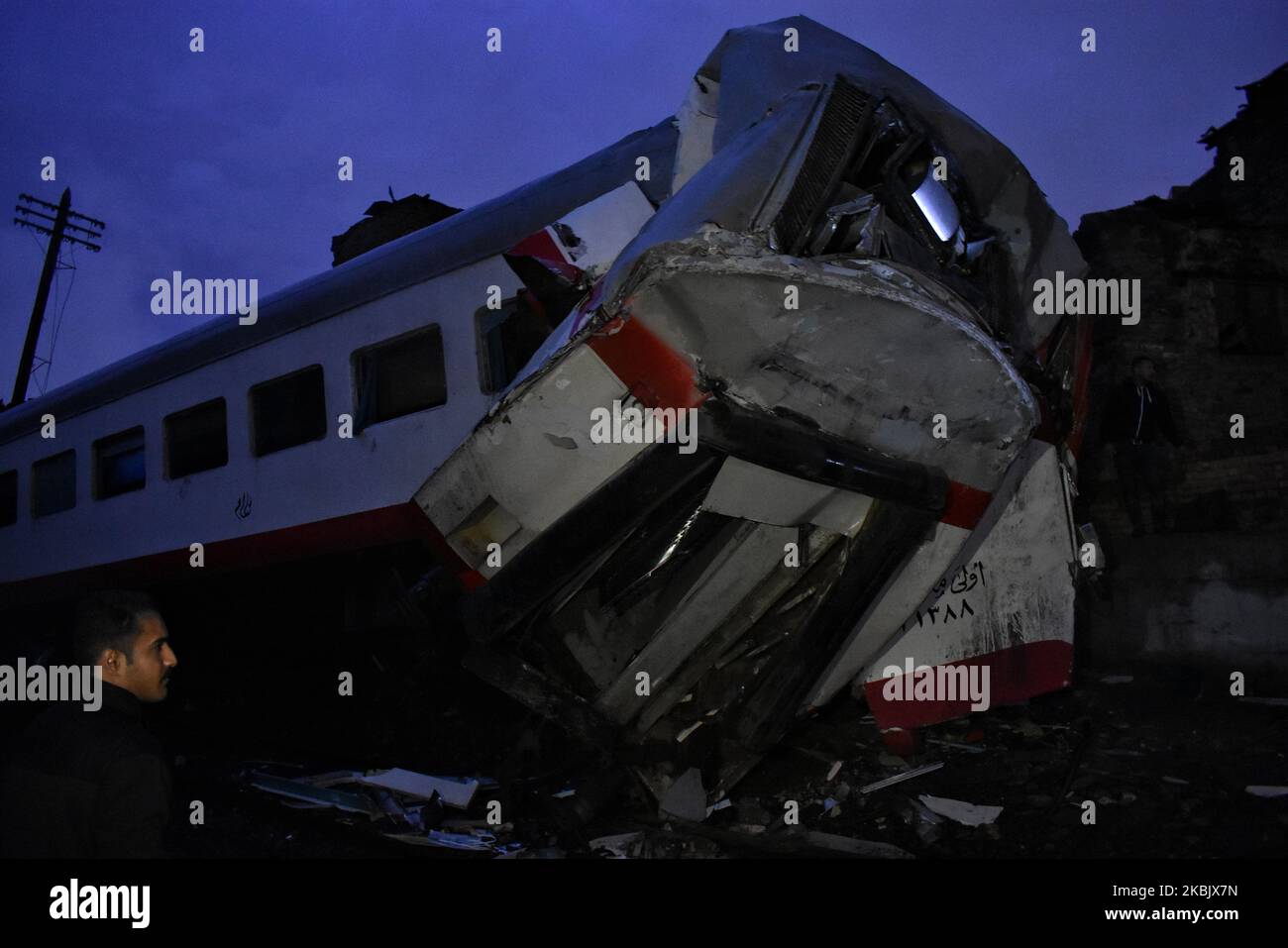 Zwei Züge stürzen einander im Viertel Rod El Farag ab bevor Ramses, Zug Nr. 989 aus Assuan und Zug Nr. 991 aus Sohag, Kairo, Ägypten, kam, 12. März 2020. (Foto von Ziad Ahmed/NurPhoto) Stockfoto