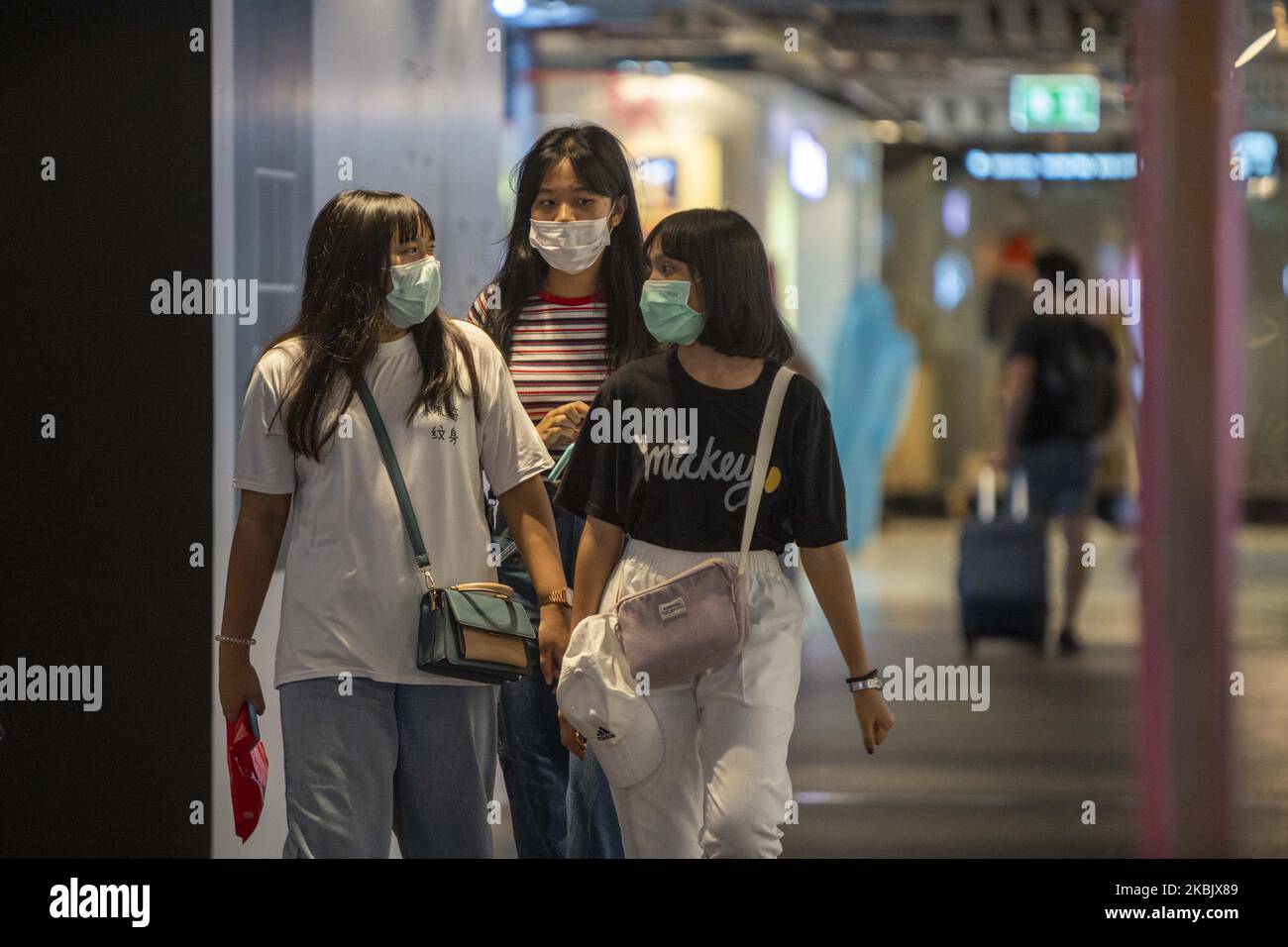 Frauen mit Gesichtsmasken in Bangkog, Thailand, am 12. März 2020. Die Wirkung des Covid-Virus hat Thailand an vielen Fronten weiterhin negativ beeinflusst, da die Infektionsfälle auf insgesamt 70 Personen anstiegen. Der Thai SET Stock Index fiel am Donnerstag, den 12., um 10,8 % und löste einen Leistungsschalter aus, um den Handel vorübergehend zu stoppen. Die thailändische Regierung kündigte außerdem an, dass Visa bei der Ankunft und Visumbefreiungen für insgesamt 21 Länder sowie die bevorstehenden Neujahrsfeiern von Songkran in vielen Teilen des Landes im April eingestellt werden, um die Ausbreitung des Virus zu stoppen. (Foto Adryel Tal Stockfoto