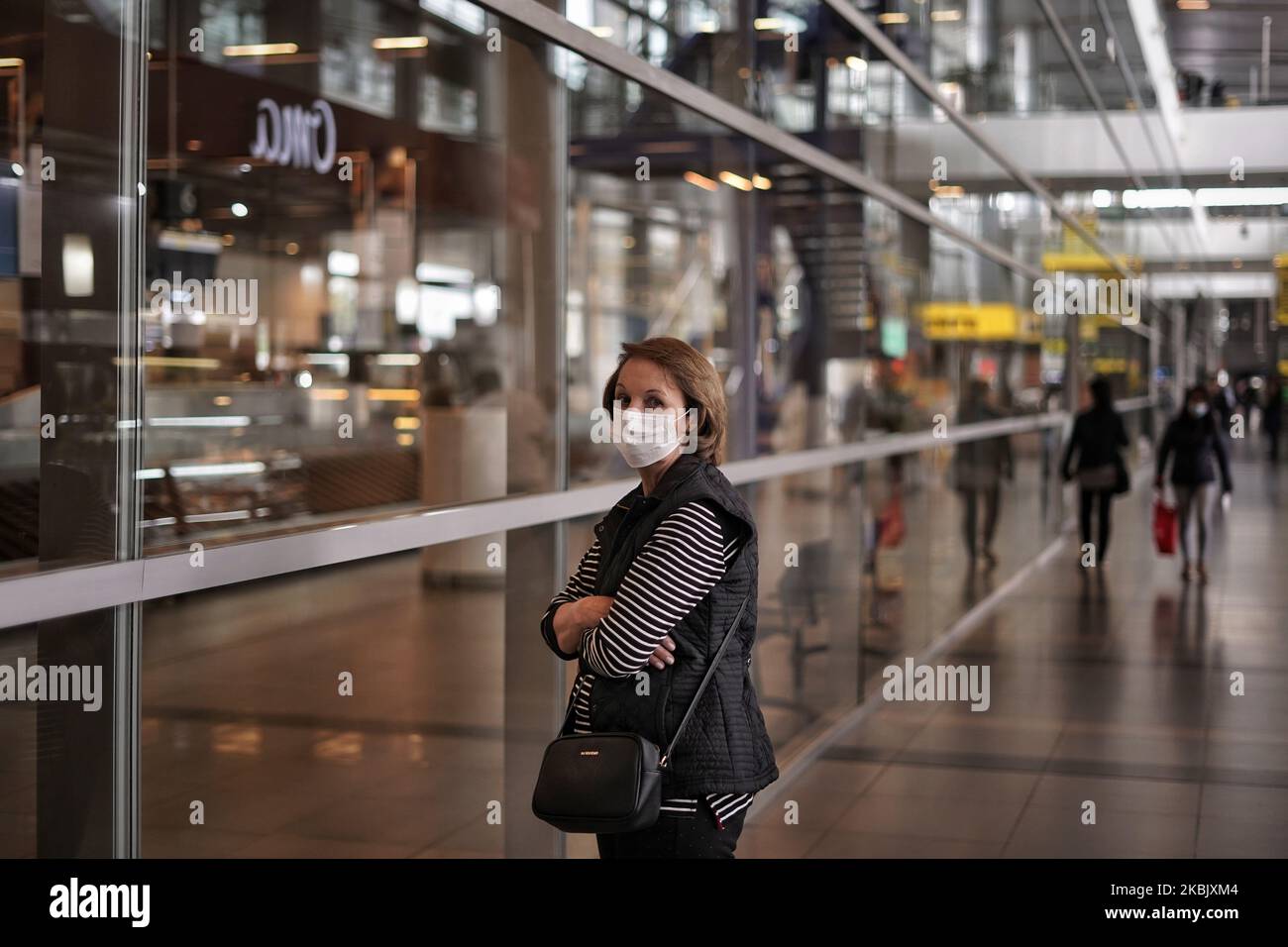 Reisende mit Gesichtsmasken am Flughafen El Dorado in Bogota, Kolumbien, am 12. März 2020. Der kolumbianische Präsident Ivan Duque hat am Donnerstag, den 12.. September, einen gesundheitlichen Notstand erklärt, um die Ausbreitung des neuartigen Coronavirus (COVID-19) zu verhindern, die Maßnahmen umfassen eine Beschränkung auf größere Versammlungen von mehr als 500 Personen und Gefängnisbesuche, Fußballspiele werden hinter verschlossenen Türen stattfinden, Aussetzung von Transit- und Ausschiffen von Kreuzfahrtschiffen. (Foto von Diego Cuevas/NurPhoto) Stockfoto