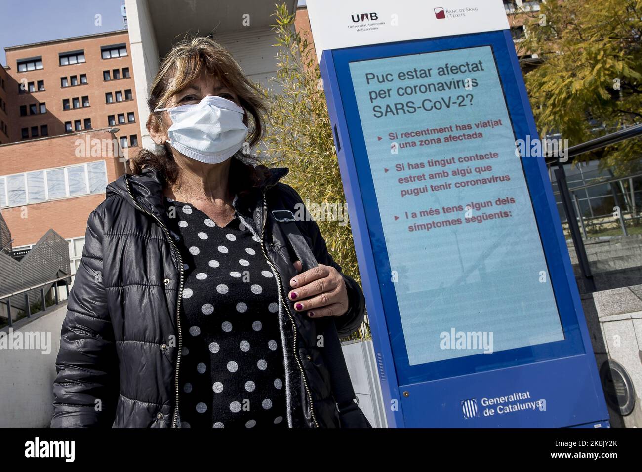 Eine Frau trägt während der COVID-19-Krise in Barcelona, Katalonien, Spanien, am 12. März 2020 eine medizinische Maske vor dem Krankenhaus Vall d'Hebron (Foto: Miquel Llop/NurPhoto) Stockfoto