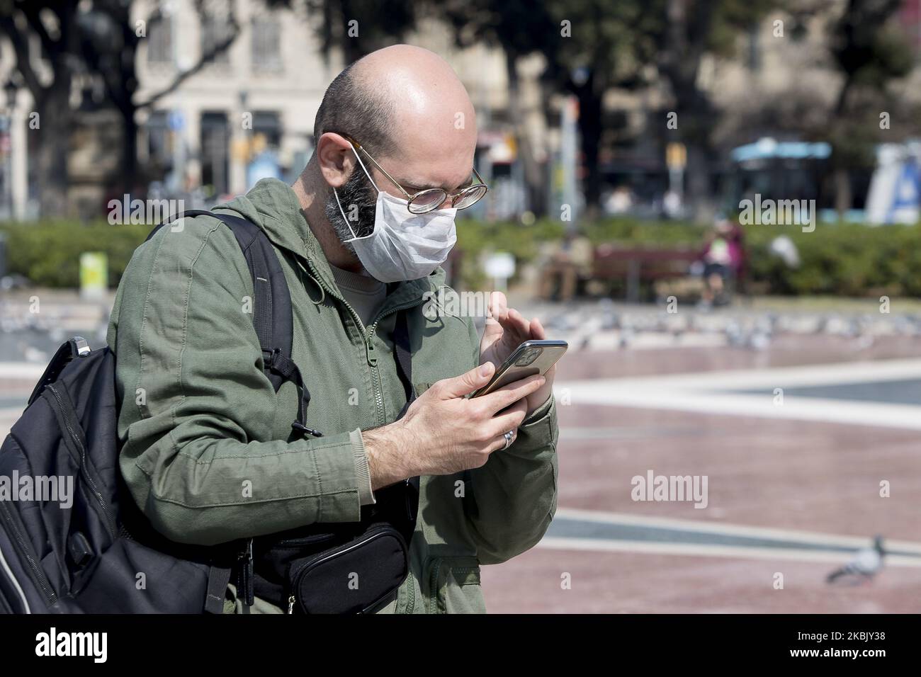 Touristen schlendern in medizinischen Masken während der COVID-19 Krise in Barcelona, Katalonien, Spanien am 13. März 2020 (Foto: Miquel Llop/NurPhoto) Stockfoto