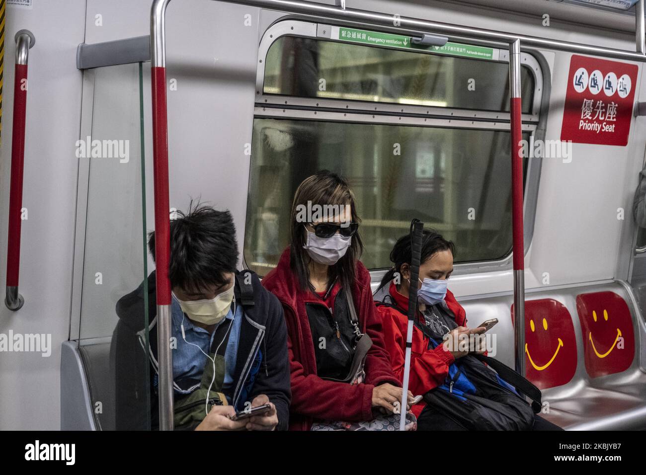 Menschen mit Maske werden am 13. März 2020 in Hongkong, China, beim MTR-Fahren gesehen. Das Coronavirus oder Covid-19, das aus Wuhan China stammt, hat über 120.000 infiziert und weltweit 4617 getötet. Die Weltgesundheitsorganisation (WHO) hat das Covid-19 als Ausbruch erklärt. (Foto von Vernon Yuen/NurPhoto) Stockfoto