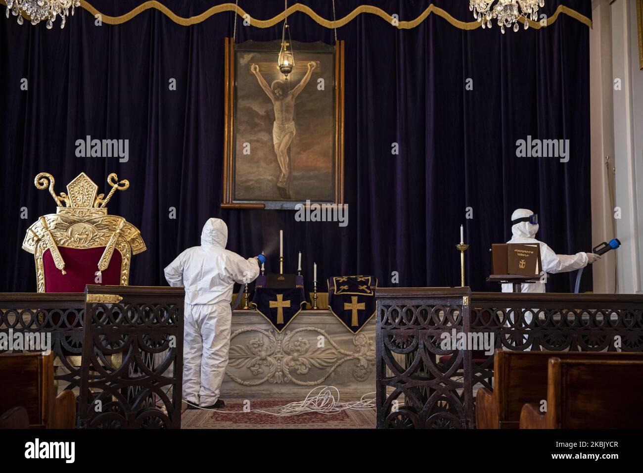 Mitarbeiter der Stadtverwaltung Istanbul desinfizierten die armenische Kirche Bakirkoy Surp Asdvadzadzin am 13. März 2020 in Istanbul, Türkei, um sie vor dem COVID-19-Virus zu schützen. (Foto von Onur Dogman/NurPhoto) Stockfoto