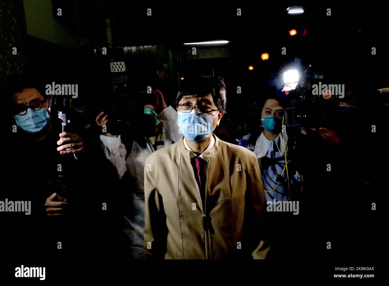 Journalisten werden um die Professoren Yuen Kwok Yung herum gesehen, als er das Heng Tai House im Fu Heng Estate verlässt, wo zwei Personen, die in dem Gebäude lebten, am 14. März 2020 in Hongkong, China, mit dem Covid-19 diagnostiziert wurden. Das Coronavirus oder Covid-19, das aus Wuhan China stammt, hat über 120.000 infiziert und 4617 Menschen weltweit getötet. Die Weltgesundheitsorganisation (WHO) hat den Covid-19 zu einem Ausbruch erklärt, die Regierung hat beschlossen, einige Bewohner im Heng Tai House zu evakuieren, nachdem zwei Bewohner einen positiven Covid-19-Test durchgeführt hatten. (Foto von Vernon Yuen/NurPhoto) Stockfoto