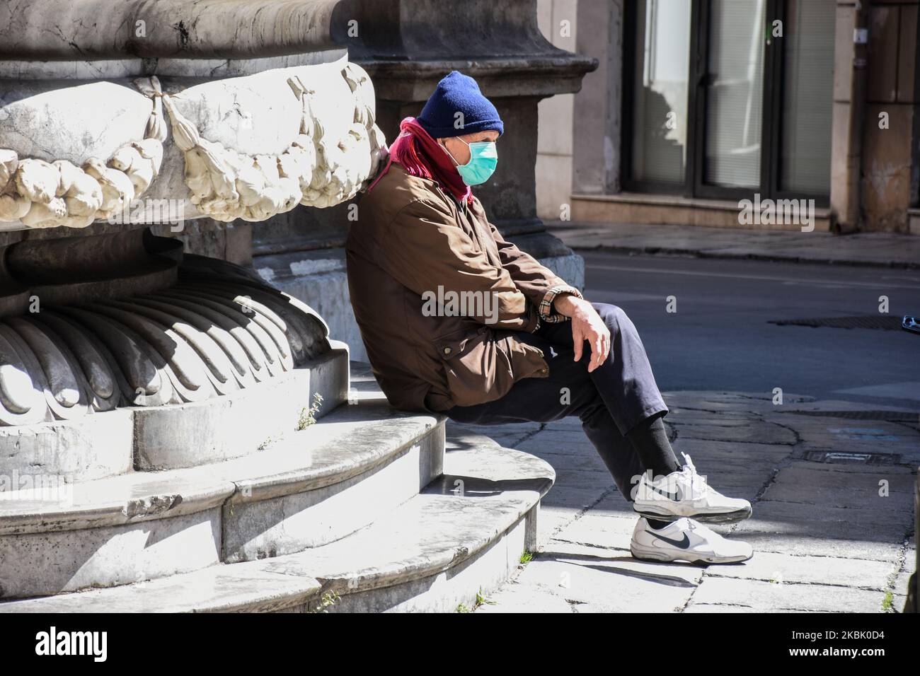 Ein Mann, der eine Gesichtsmask trägt, um die Ausbreitung eines Covid-19-Virus zu stoppen, sitzt am 13. März 2020 auf der Straße von Palermo, Italien. (Foto von Francesco Militello Mirto/NurPhoto) Stockfoto