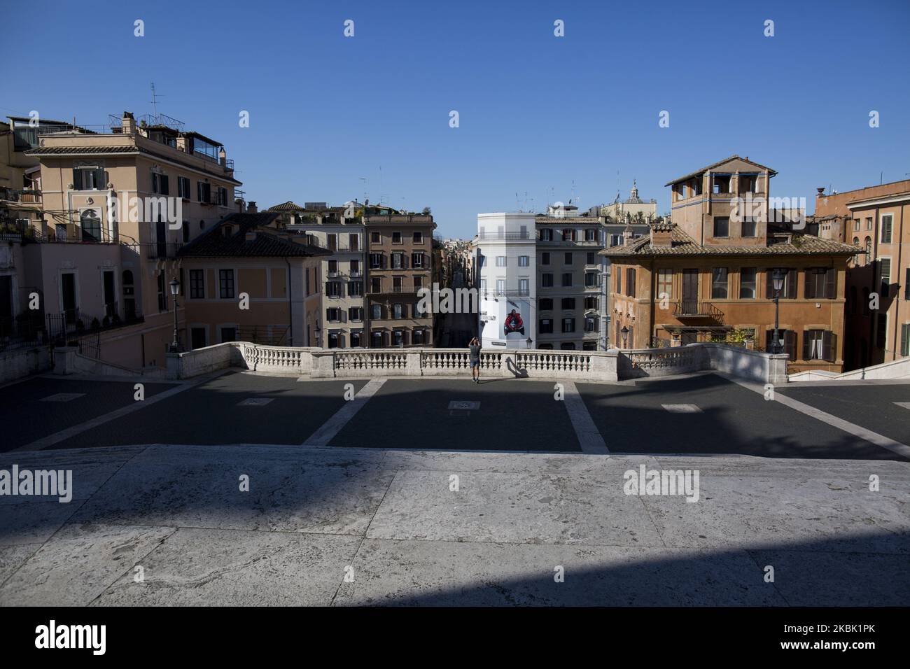 Ein Mann fotografiert einen leeren Trinit dei Monti, während die italienische Regierung die restriktiven Maßnahmen zur Bekämpfung des Coronavirus-Ausbruchs in Rom am 15. März 2020 fortsetzt. Italien verhängte die Schließung aller Geschäfte mit Ausnahme von Apotheken und Lebensmittelgeschäften in einem verzweifelten Versuch, das tödliche COVID-19-Coronavirus zu kontrollieren, das bis jetzt 1441 im Land getötet hat. (Foto von Christian Minelli/NurPhoto) Stockfoto