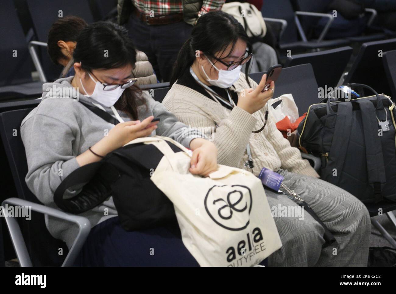 Reisende, die Gesichtsmasken tragen, um vor ihnen das neuartige Coronavirus (COVID-19) zu schützen, während sie am 02. Februar 2020 den Abu Dhabi International Airport in Abu Dhabi, Vereinigte Arabische Emirate, bereisen. (Foto von Creative Touch Imaging Ltd./NurPhoto) Stockfoto