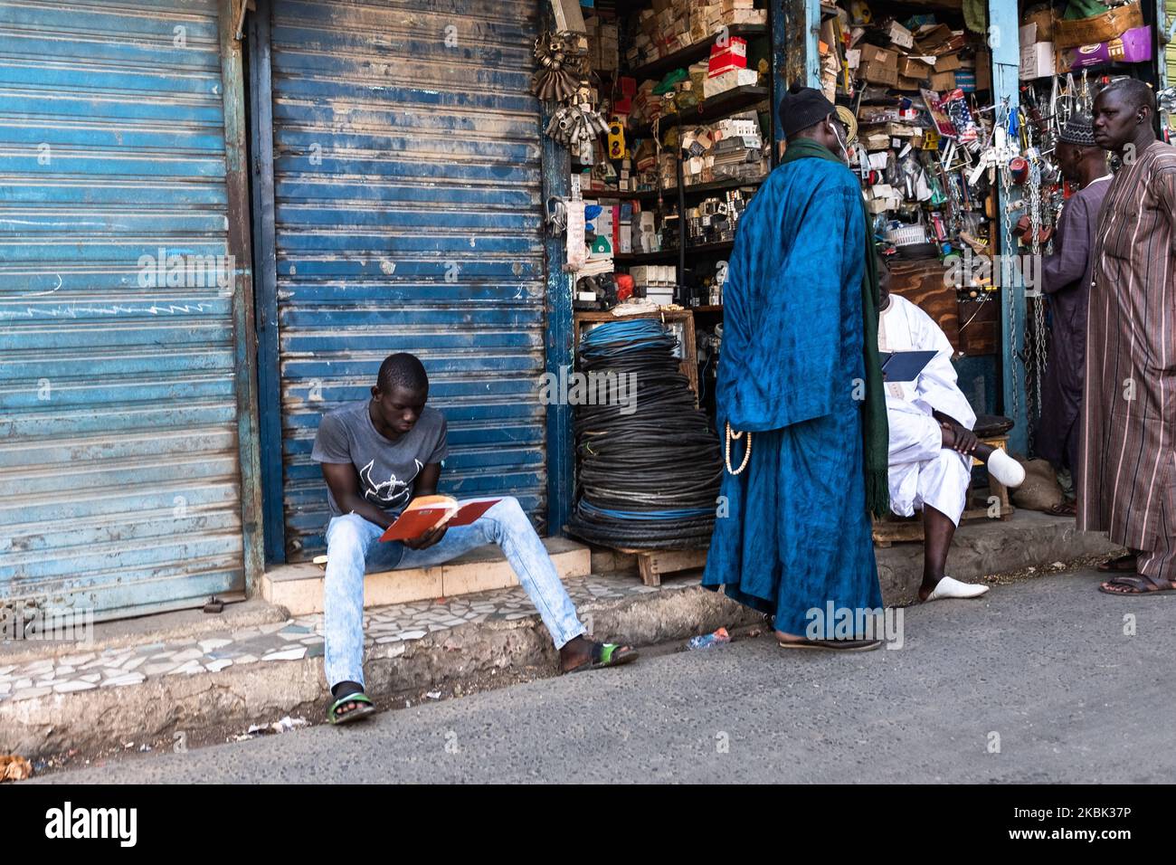 Ein junger Mann, der am 4. März 2020 in Dakar, Senegal, den koran liest. (Foto von Jerome Gilles/NurPhoto) Stockfoto