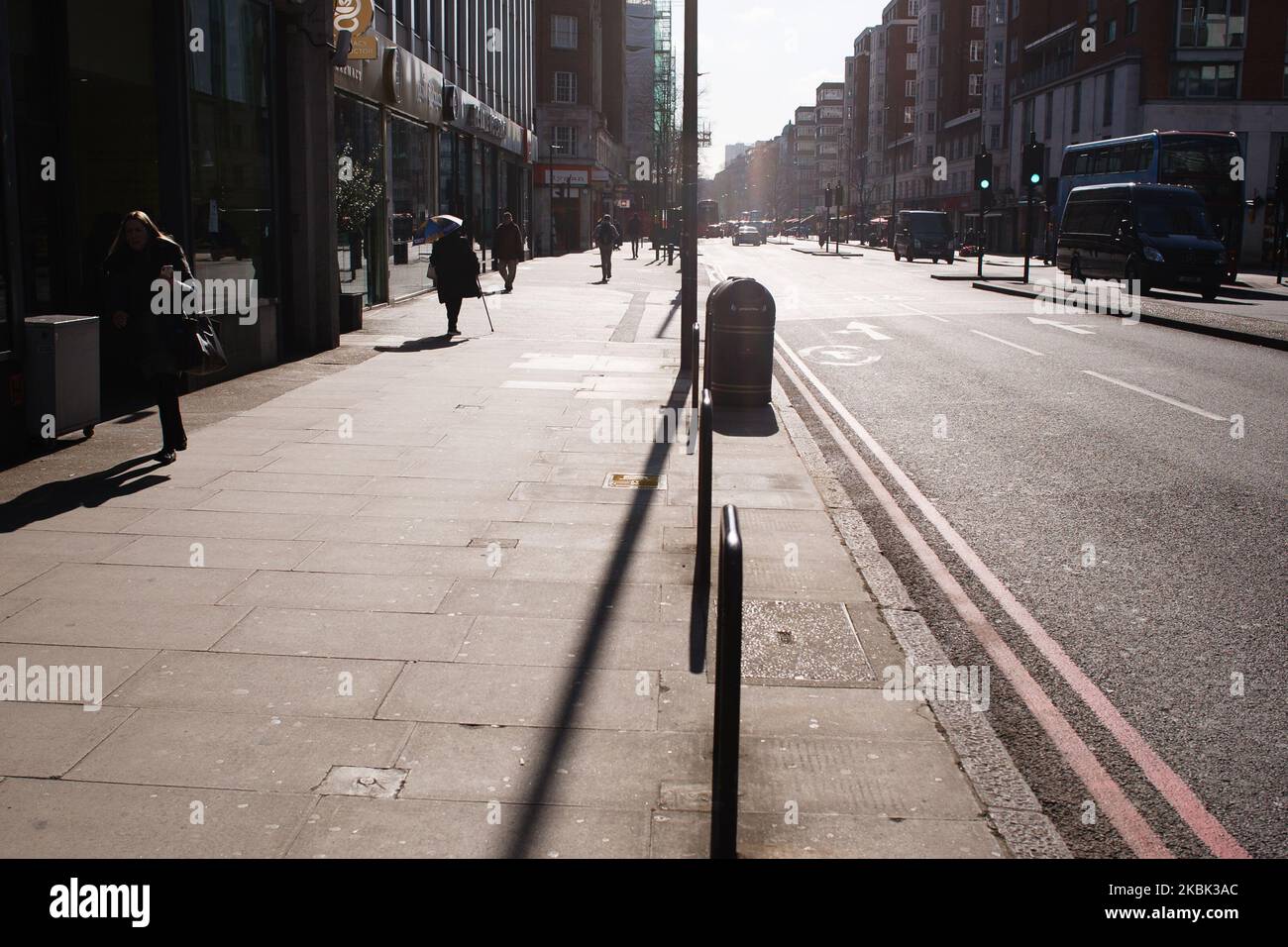 Eine Handvoll Menschen laufen am 16. März 2020 in London, England, entlang einer fast menschenleeren Edgware Road am Morgen. Im ganzen Land, wie auch in anderen Teilen der Welt, eskalieren die Befürchtungen wegen des Covid-19-Coronavirus weiter, da die Zahl der Fälle und Todesfälle weiter steigt. Der britische Premierminister Boris Johnson steht unterdessen weiterhin unter Druck wegen der so genannten Herdenimmunitätsstrategie der Regierung, die den von Ländern wie Italien und Spanien verfolgten Ansatz der Schließung und Sperrung unterstellt. (Foto von David Cliff/NurPhoto) Stockfoto