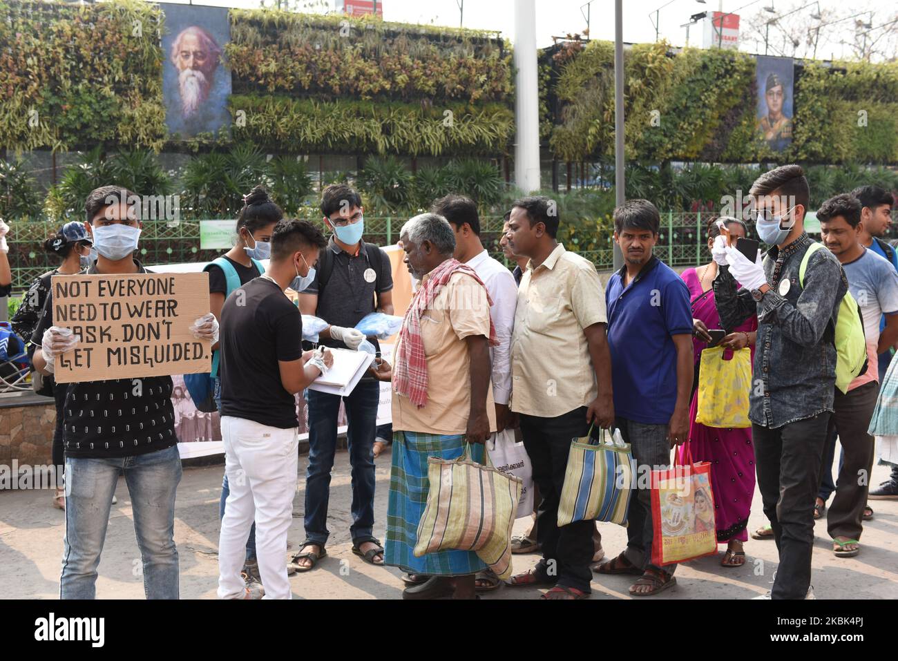 Eine Gruppe von Studenten ergriff eine Initiative und organisierte ein kostenloses Maskenverteilungs- und Sensibilisierungsprogramm im Bereich eines der belebtesten Bahnhöfen in Kalkutta. (Foto von Sukhomoy Sen/NurPhoto) Stockfoto