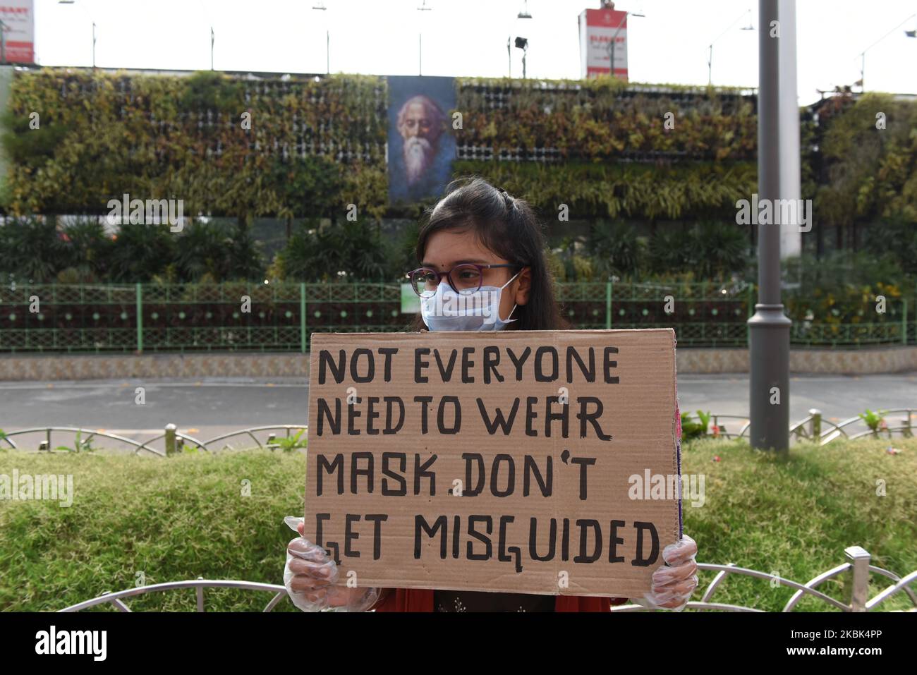 Ein Freiwilliger sah ein Plakat während des Free-Maske-Verteilungs-Lager und Sensibilisierungsprogramms im Bereich eines der belebtesten Bahnhöfen in Kalkutta. (Foto von Sukhomoy Sen/NurPhoto) Stockfoto