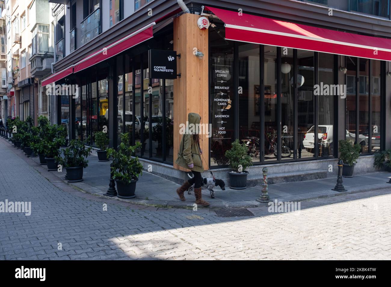 Geschlossene Cafés und Geschäfte in einem normalerweise überfüllten Viertel von Istanbul, Türkei, gesehen am 17. März 2020. Laut dem Gesundheitsminister hat die Türkei bis März 16 47 bestätigte Fälle von Coronavirus (COVID-19). Das Innenministerium gab bekannt, dass ab März 17 Cafés, Restaurants, Shisha-Cafés, Bars, Kinos und Fitnessstudios werden zusätzlich zur Schließung von Schulen, Universitäten und Sportveranstaltungen seit der vergangenen Woche geschlossen. Die Präsidentschaft für religiöse Angelegenheiten veröffentlichte eine Erklärung, in der die täglichen und wöchentlichen Gebetsversammlungen in Moscheen im ganzen Land eingeschränkt wurden. Gemeindearbeiter wurden regelmäßig gereinigt Stockfoto