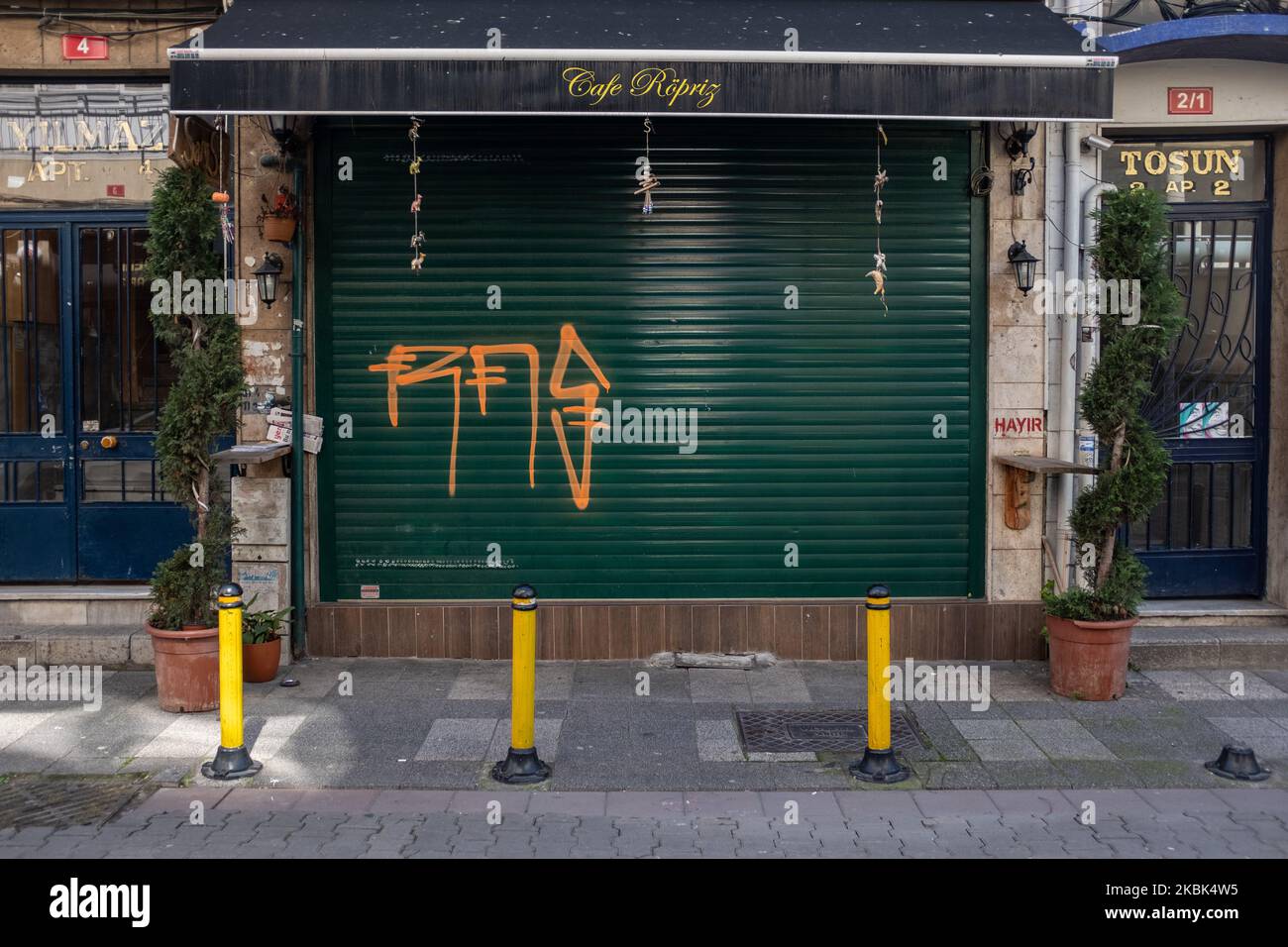 Geschlossene Cafés und Geschäfte in einem normalerweise überfüllten Viertel von Istanbul, Türkei, gesehen am 17. März 2020. Laut dem Gesundheitsminister hat die Türkei bis März 16 47 bestätigte Fälle von Coronavirus (COVID-19). Das Innenministerium gab bekannt, dass ab März 17 Cafés, Restaurants, Shisha-Cafés, Bars, Kinos und Fitnessstudios werden zusätzlich zur Schließung von Schulen, Universitäten und Sportveranstaltungen seit der vergangenen Woche geschlossen. Die Präsidentschaft für religiöse Angelegenheiten veröffentlichte eine Erklärung, in der die täglichen und wöchentlichen Gebetsversammlungen in Moscheen im ganzen Land eingeschränkt wurden. Gemeindearbeiter wurden regelmäßig gereinigt Stockfoto