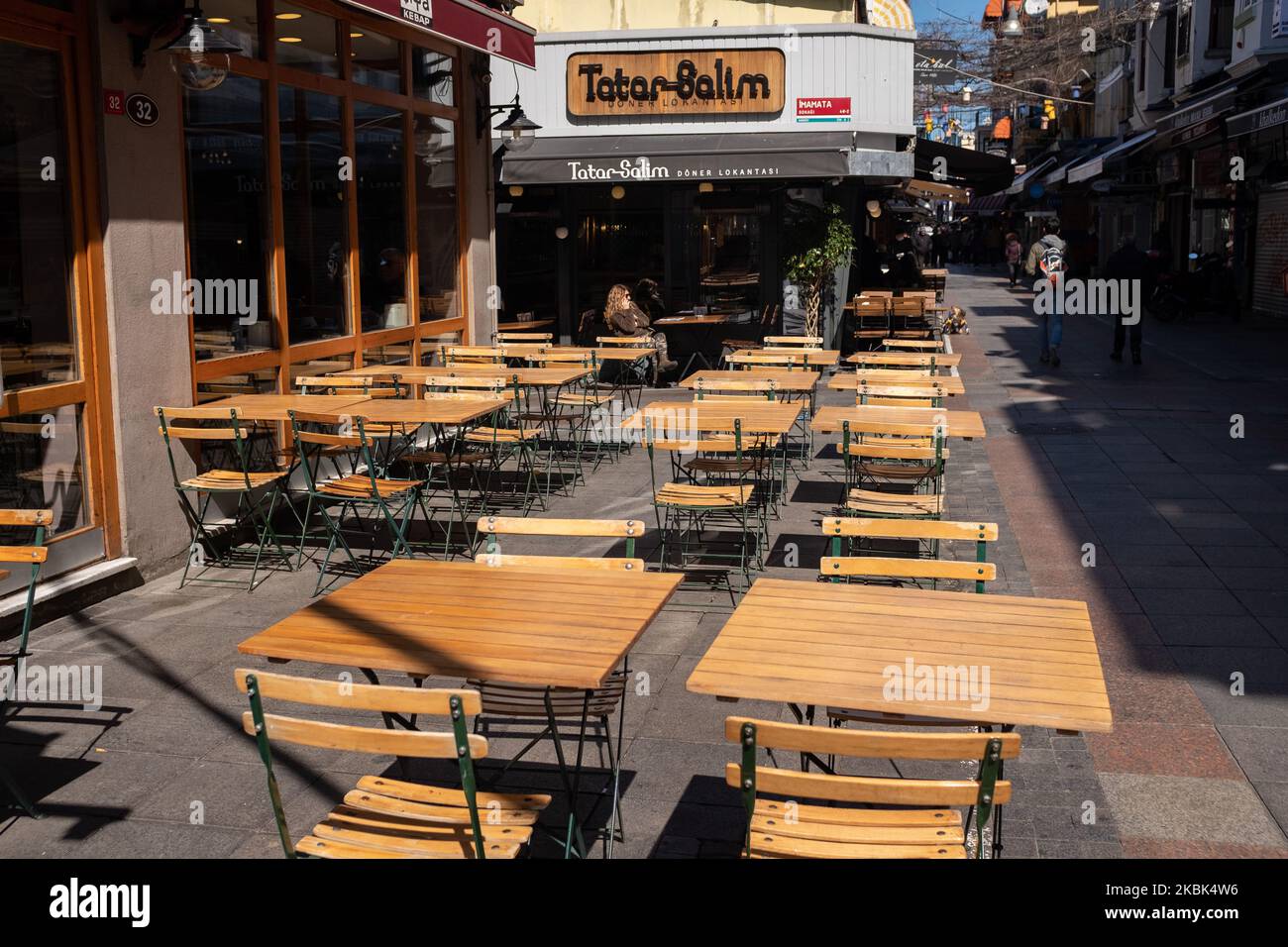 Am 17. März 2020 sind die Straßen in einem normalerweise überfüllten Viertel von Istanbul, Türkei, ziemlich leer. Laut dem Gesundheitsminister hat die Türkei bis März 16 47 bestätigte Fälle von Coronavirus (COVID-19). Das Innenministerium gab bekannt, dass ab März 17 Cafés, Restaurants, Shisha-Cafés, Bars, Kinos und Fitnessstudios werden zusätzlich zur Schließung von Schulen, Universitäten und Sportveranstaltungen seit der vergangenen Woche geschlossen. Die Präsidentschaft für religiöse Angelegenheiten veröffentlichte eine Erklärung, in der die täglichen und wöchentlichen Gebetsversammlungen in Moscheen im ganzen Land eingeschränkt wurden. Gemeindearbeiter haben regelmäßig gesäubert Stockfoto