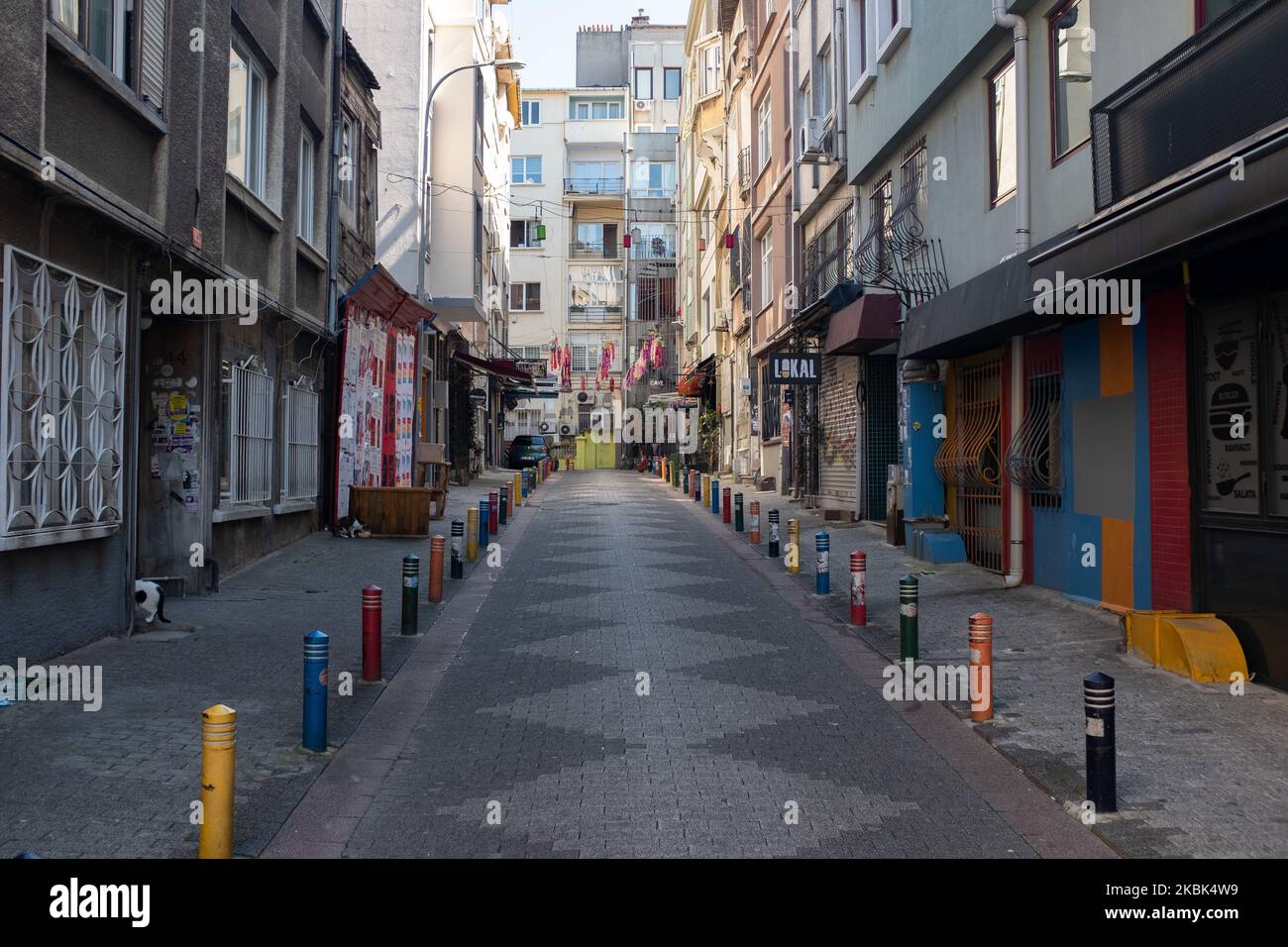 Am 17. März 2020 sind die Straßen in einem normalerweise überfüllten Viertel von Istanbul, Türkei, ziemlich leer. Laut dem Gesundheitsminister hat die Türkei bis März 16 47 bestätigte Fälle von Coronavirus (COVID-19). Das Innenministerium gab bekannt, dass ab März 17 Cafés, Restaurants, Shisha-Cafés, Bars, Kinos und Fitnessstudios werden zusätzlich zur Schließung von Schulen, Universitäten und Sportveranstaltungen seit der vergangenen Woche geschlossen. Die Präsidentschaft für religiöse Angelegenheiten veröffentlichte eine Erklärung, in der die täglichen und wöchentlichen Gebetsversammlungen in Moscheen im ganzen Land eingeschränkt wurden. Gemeindearbeiter haben regelmäßig gesäubert Stockfoto