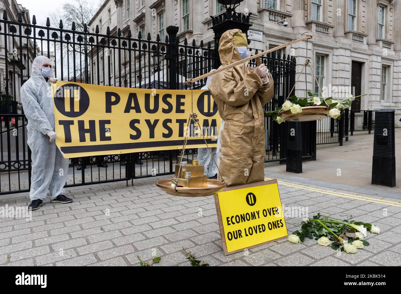 Eine Gruppe von Demonstranten protestiert vor der Downing Street im Zentrum Londons gegen die Reaktion der Regierung auf den COVID-19-Ausbruch, einschließlich fehlender finanzieller Unterstützung für britische Bürger und Unternehmen während der Coronavirus-Krise am 17. März 2020 in London, England. (Foto von Wiktor Szymanowicz/NurPhoto) Stockfoto