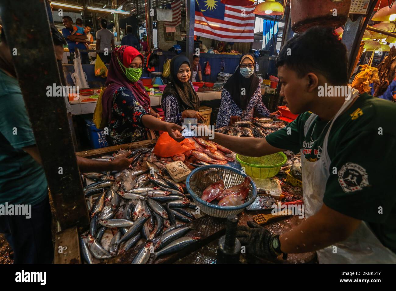 Menschen, die am 17. März 2020 auf dem Nassmarkt in Kuala Lumpur, Malaysia, Schutzmasken tragen. Malaysia wird aufgrund des Ausbruchs von Covid-19 vom 18. März bis 31. März landesweit unter Kontrolle der Bewegungen geraten. (Foto von Mohd Daud/NurPhoto) Stockfoto