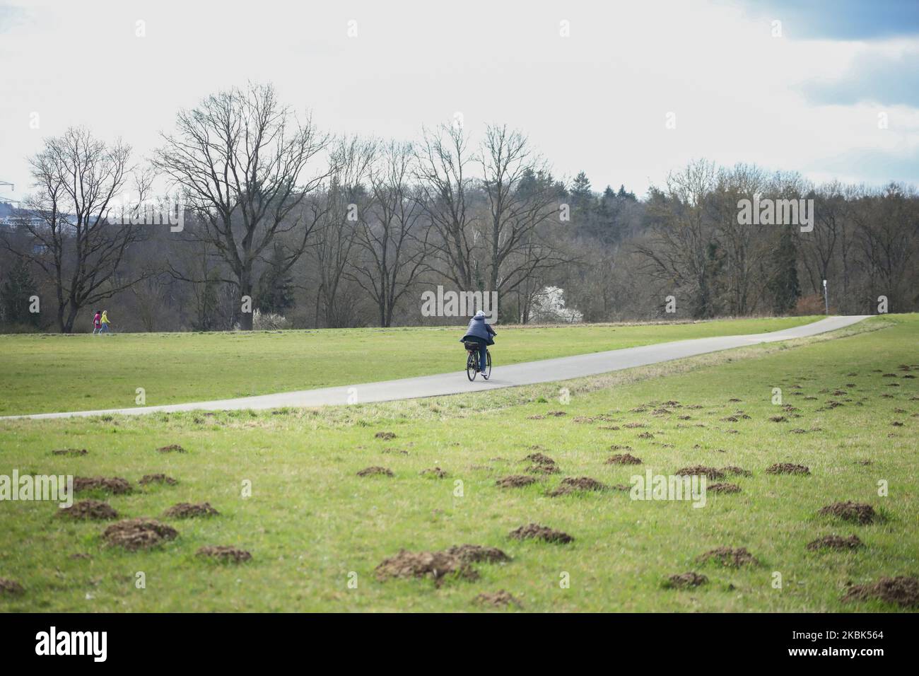 Am 17. März 2020 laufen Menschen an einem sonnigen Tag in Stuttgart, nachdem mehrere neue Fälle mit dem Covid-19 im Land Baden-Württemberg bekannt wurden (Foto by Agron Beqiri/NurPhoto) Stockfoto