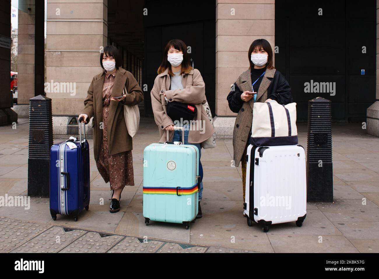 Eine Gruppe von Frauen, die Masken tragen, warten darauf, am 17. März 2020 eine Straße in der Nähe des Houses of Parliament in London, England, zu überqueren. Londons Straßen und Plätze waren heute spürbar ruhiger als noch vor 24 Stunden, wenn auch nicht verlassen. Die Entleerung folgt den neuen Leitlinien, die gestern veröffentlicht wurden, um alle nicht notwendigen sozialen Kontakte zu vermeiden und Orte wie Restaurants und Pubs zu vermeiden, um die Flut von Covid-19-Coronavirus-Fällen einzudämmen. Aber die britische Regierung ist bisher nicht dem Weg gefolgt, den einige andere Länder eingeschlagen haben, um von jedem zu verlangen, in ihren Häusern zu bleiben. (Foto von David Cliff/NurPhoto Stockfoto