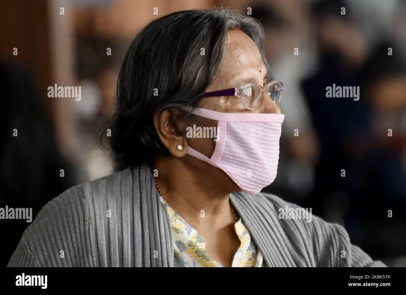 Eine Frau am internationalen Flughafen von Kalkutta trägt am 17. März 2020 eine Gesichtsmaske gegen die Ausbreitung des Coronavirus, Kalkutta, Indien. In Kalkutta werden Multiplex, Schulen, Museen und andere öffentliche Versammlungsräume aufgrund des Coronavirus geschlossen. Indien verzeichnet laut einem indischen Medienbericht 137 positive Fälle aufgrund des Coronavirus. (Foto von Indranil Aditya/NurPhoto) Stockfoto