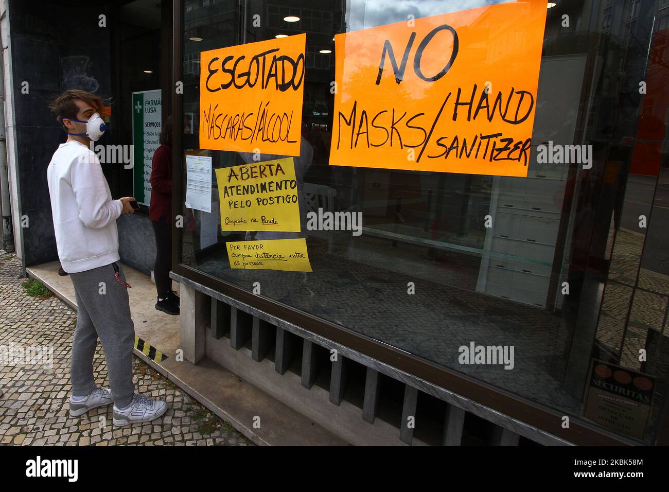 Mehrere Apotheken zeigen am 17. März 2020 in der Stadt Lissabon, Portugal, Plakate, auf denen sie darüber informiert werden, dass sie keine Masken, Handschuhe, Alkohol oder antibakterielles Gel besitzen. Viele Gesundheitseinrichtungen verfügen nicht über die notwendigen Elemente, um die Bürger vor dem möglichen Angriff des COVID-19-Virus zu schützen. Mit 448 bestätigten Infektionsfällen wagen sich die Menschen auf die Suche nach diesen Geräten, um eine Ansteckung oder Ausbreitung der Krankheit zu vermeiden. (Foto von Jorge Mantilla/NurPhoto) Stockfoto