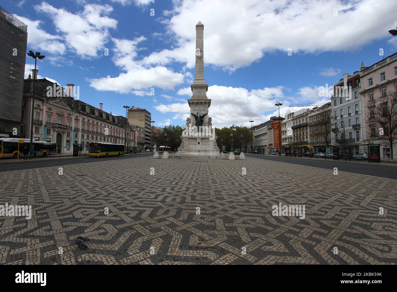 Das Denkmal Aos Restauradores der Stadt Lissabon, Portugal wird allein am 17. März 2020 gezeigt, aufgrund der freiwilligen Inhafration vieler Bürger und Touristen. Im kommerziellen und historischen Herzen von Lissabon ist es möglich, die Schließung von Büros, Parks und Einrichtungen zu bestätigen, als eine mögliche Maßnahme zur Bekämpfung des COVID-19-Virus, von dem bis heute 448 Menschen betroffen waren und eine Person aufgrund von Komplikationen der Krankheit getötet wurde. (Foto von Jorge Mantilla/NurPhoto) Stockfoto