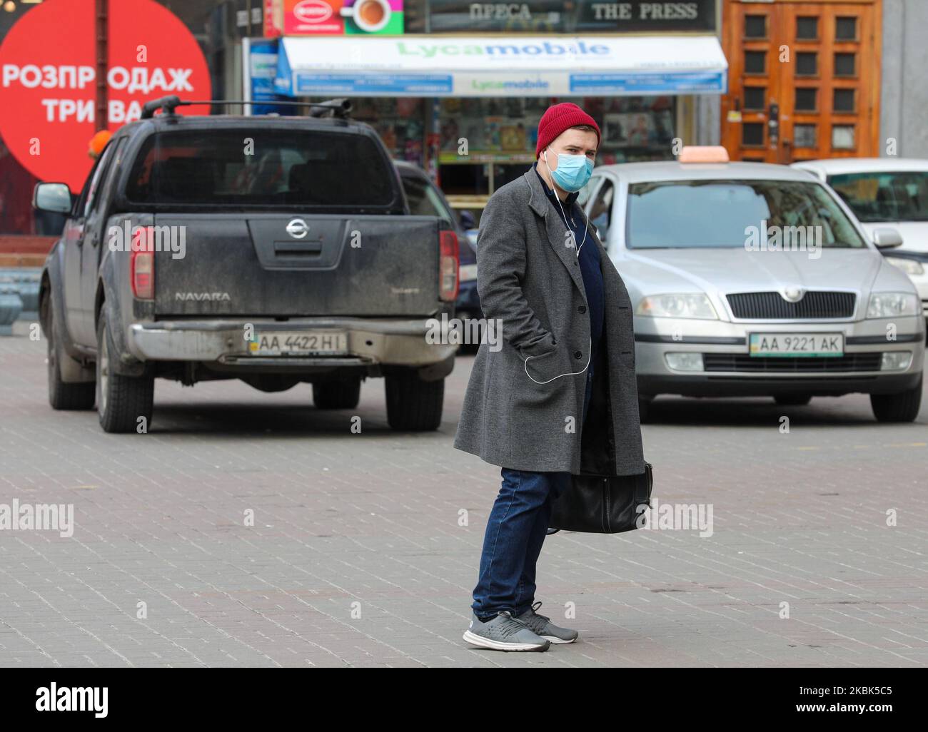 Ein Mann mit Gesichtsmaske geht durch die Innenstadt von Kiew, Ukraine, 17. März 2020. Die Ukraine kündigte Ende des 16. März 2020 die Schließung von öffentlichen Verkehrsmitteln, Bars, Restaurants und Einkaufszentren an, um die Ausbreitung des Coronavirus einzudämmen, nachdem Präsident Wolodymyr Zelensky versprochen hatte, „hart, dringend, vielleicht unpopulär“ zu handeln. Die Regierung unterstützte Zelenskys Vorschläge und führte Beschränkungen für die Inlandsbewegung ein, einschließlich der vollständigen Schließung der drei Metro-Systeme des Landes - in Kiew, Charkiw und Dnipro - bis April 3. (Foto von Sergii Chartschenko/NurPhoto) Stockfoto
