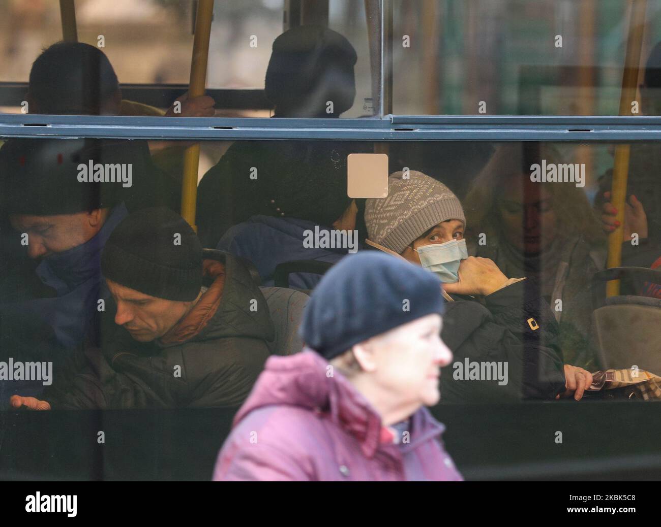 Menschen werden in einem öffentlichen Bus in der Innenstadt von Kiew, Ukraine, gesehen, 17. März 2020. Die Ukraine kündigte Ende des 16. März 2020 die Schließung von öffentlichen Verkehrsmitteln, Bars, Restaurants und Einkaufszentren an, um die Ausbreitung des Coronavirus einzudämmen, nachdem Präsident Wolodymyr Zelensky versprochen hatte, „hart, dringend, vielleicht unpopulär“ zu handeln. Die Regierung unterstützte Zelenskys Vorschläge und führte Beschränkungen für die Inlandsbewegung ein, einschließlich der vollständigen Schließung der drei Metro-Systeme des Landes - in Kiew, Charkiw und Dnipro - bis April 3. (Foto von Sergii Chartschenko/NurPhoto) Stockfoto