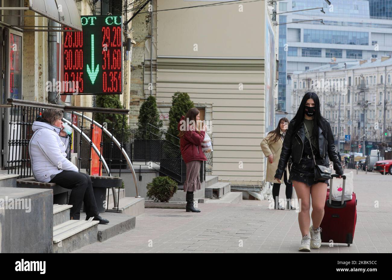 Die Menschen laufen am Wechselkurs in der Innenstadt von Kiew, Ukraine, 17. März 2020 vorbei. Die Ukraine kündigte Ende des 16. März 2020 die Schließung von öffentlichen Verkehrsmitteln, Bars, Restaurants und Einkaufszentren an, um die Ausbreitung des Coronavirus einzudämmen, nachdem Präsident Wolodymyr Zelensky versprochen hatte, „hart, dringend, vielleicht unpopulär“ zu handeln. Die Regierung unterstützte Zelenskys Vorschläge und führte Beschränkungen für die Inlandsbewegung ein, einschließlich der vollständigen Schließung der drei Metro-Systeme des Landes - in Kiew, Charkiw und Dnipro - bis April 3. (Foto von Sergii Chartschenko/NurPhoto) Stockfoto